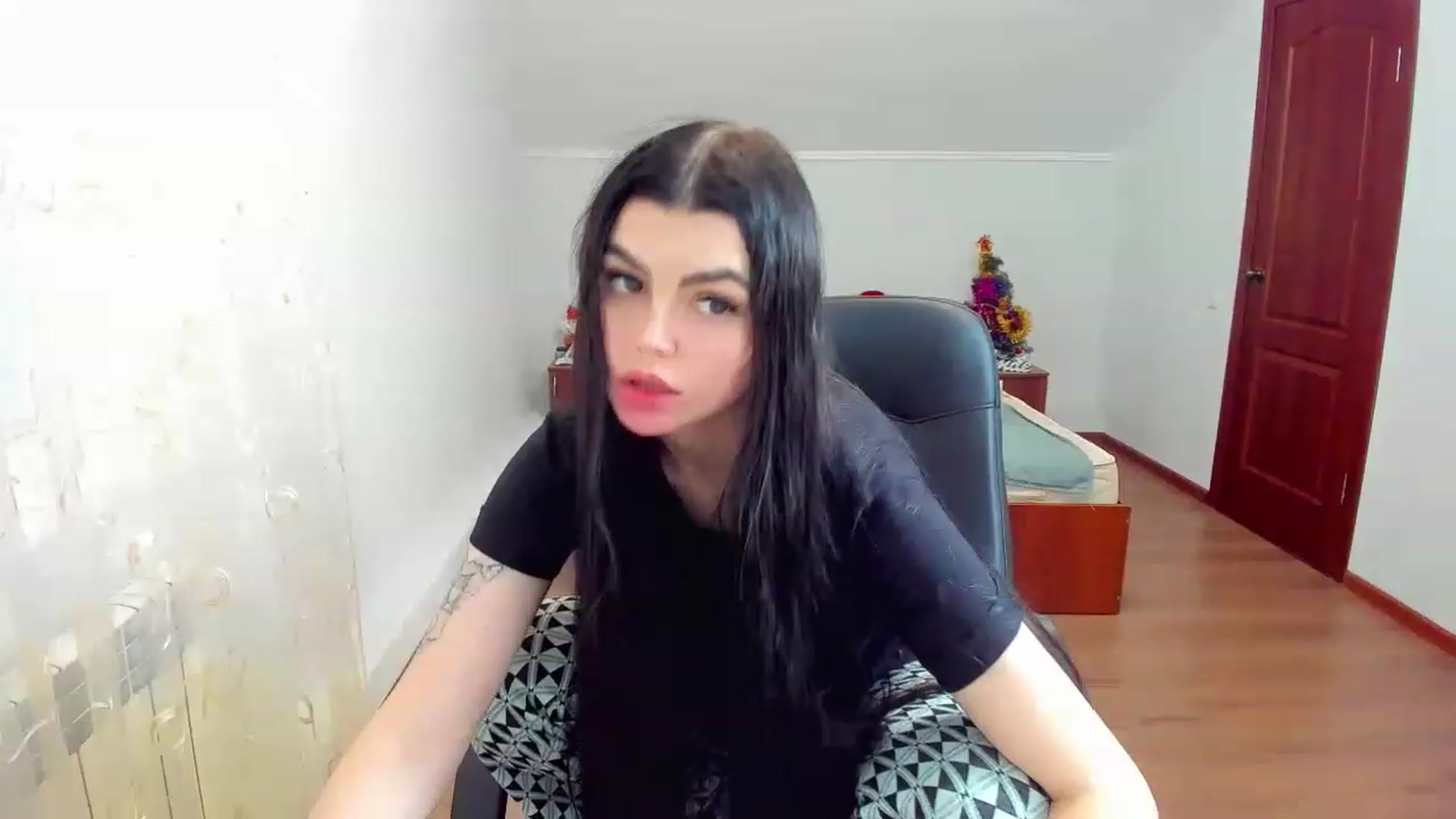 Gallery image thumbnail from AnacondaCrazy's myfreecams stream on, 12/18/2022, 11:45 image 4 of 20