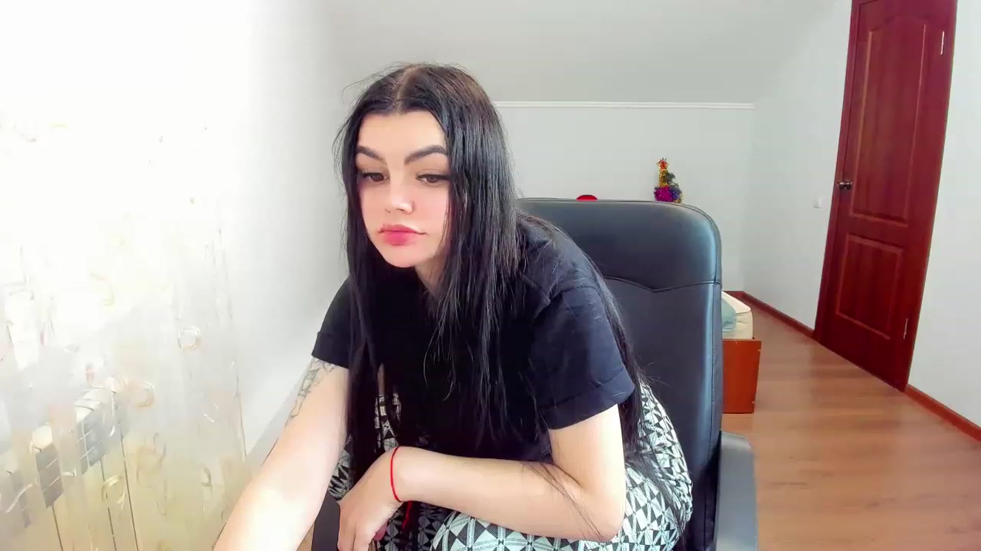 Gallery image thumbnail from AnacondaCrazy's myfreecams stream on, 12/18/2022, 11:45 image 10 of 20