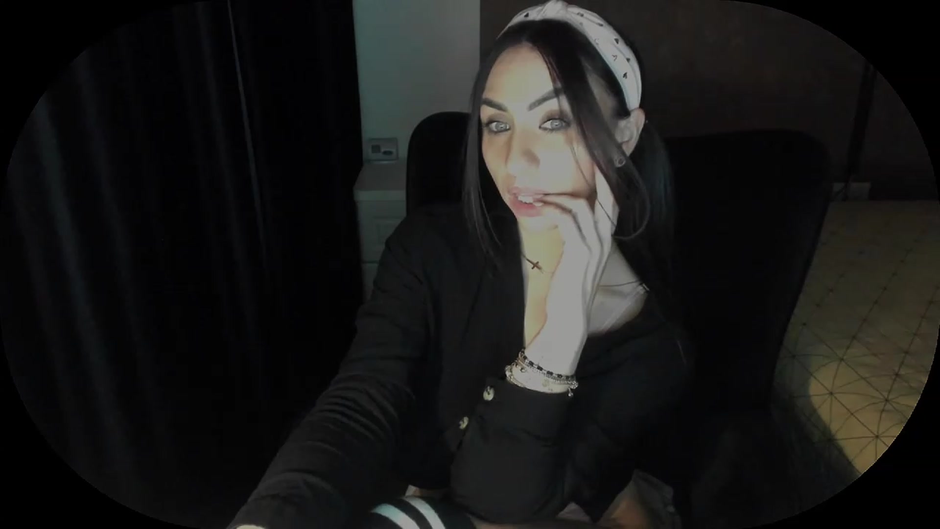 Gallery image thumbnail from Anais25's myfreecams stream on, 11/24/2022, 04:14 image 9 of 20