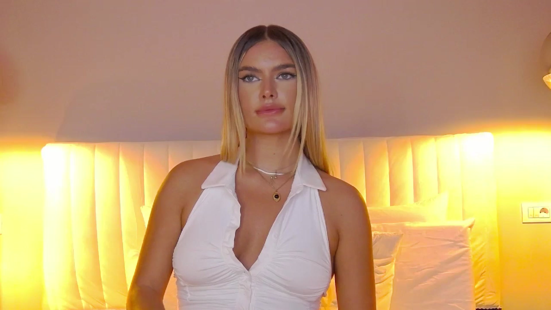 Gallery image thumbnail from AnaisAnn's myfreecams stream on, 07/06/2025, 18:51 image 18 of 20