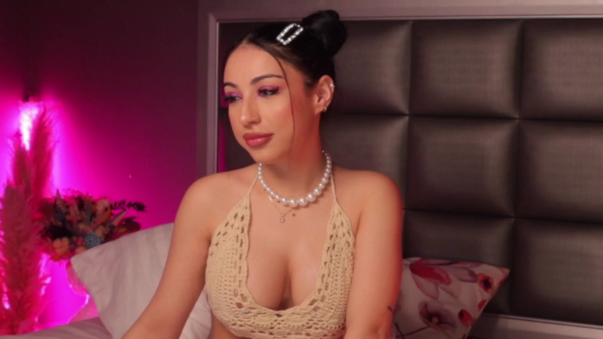 Gallery image thumbnail from AnaisBloom's myfreecams stream on, 05/19/2025, 24:14 image 5 of 20
