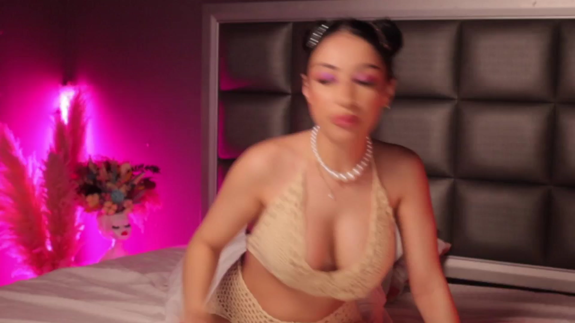 Gallery image thumbnail from AnaisBloom's myfreecams stream on, 05/19/2025, 24:14 image 14 of 20