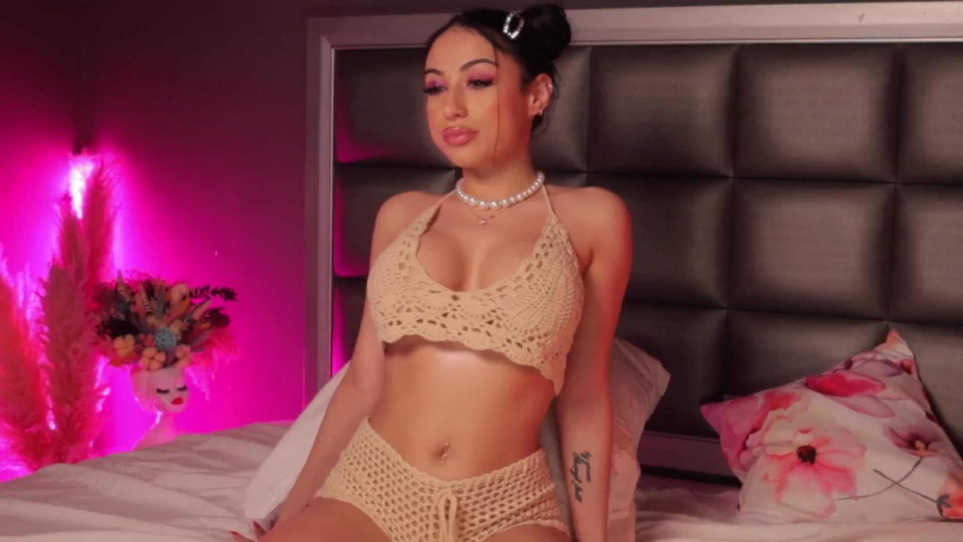 Gallery image thumbnail from AnaisBloom's myfreecams stream on, 05/19/2025, 02:47 image 8 of 20