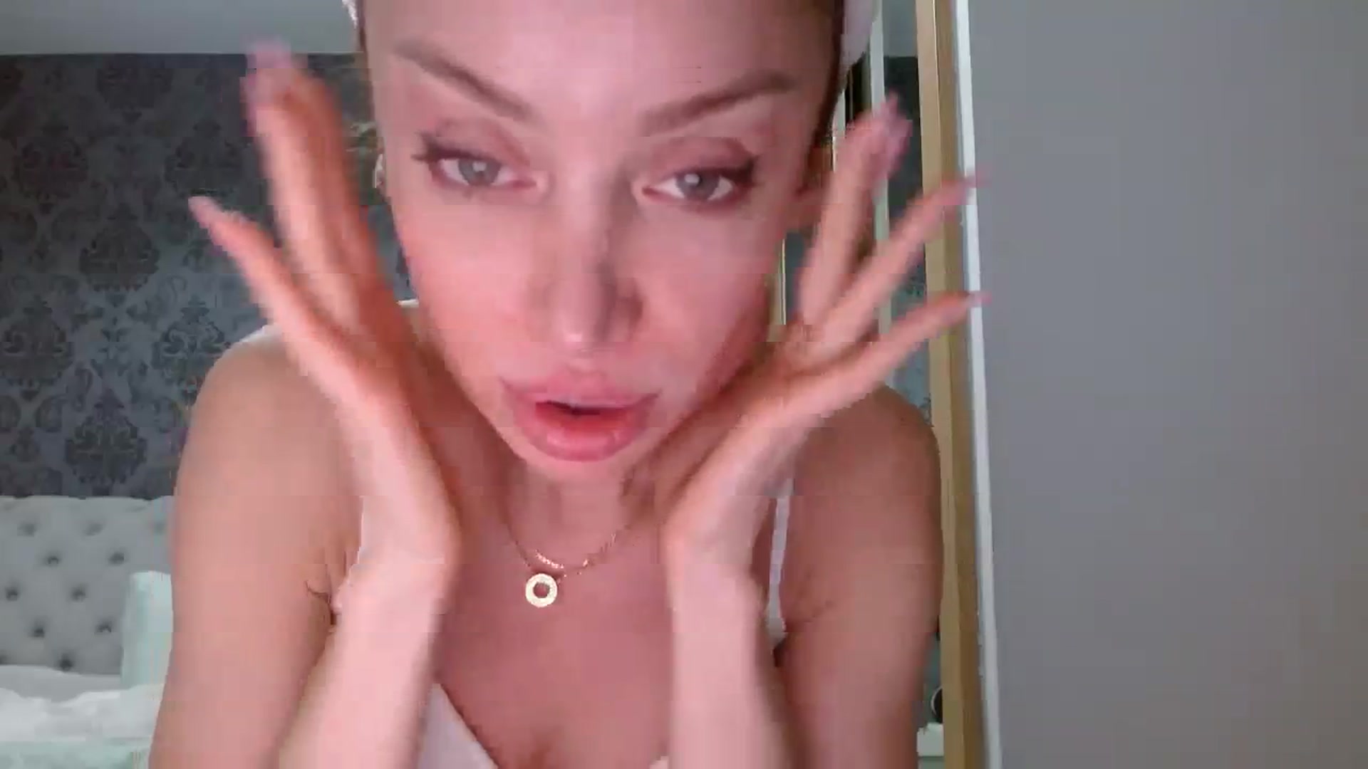 Gallery image thumbnail from Anayys's myfreecams stream on, 04/15/2024, 01:39 image 16 of 20