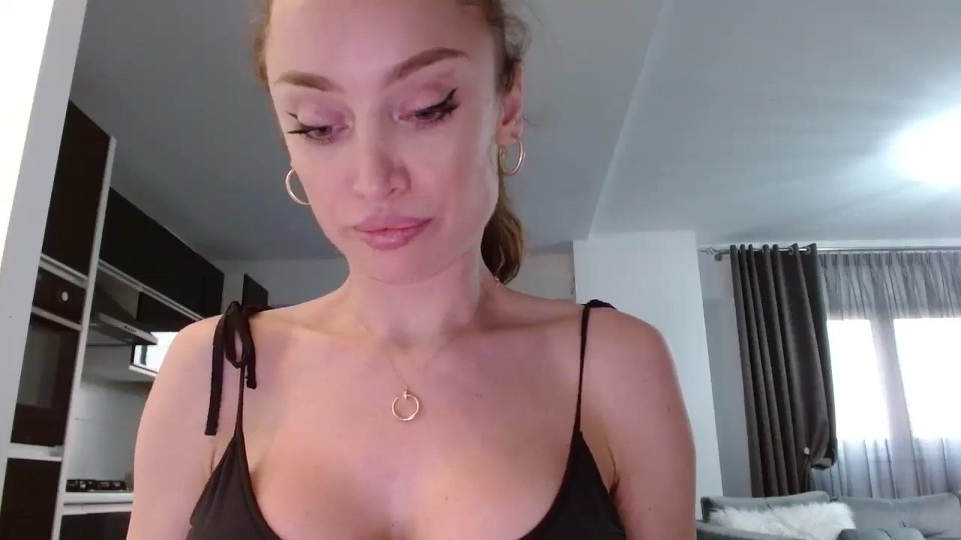 Gallery image thumbnail from Anayys's myfreecams stream on, 05/25/2024, 18:43 image 2 of 20