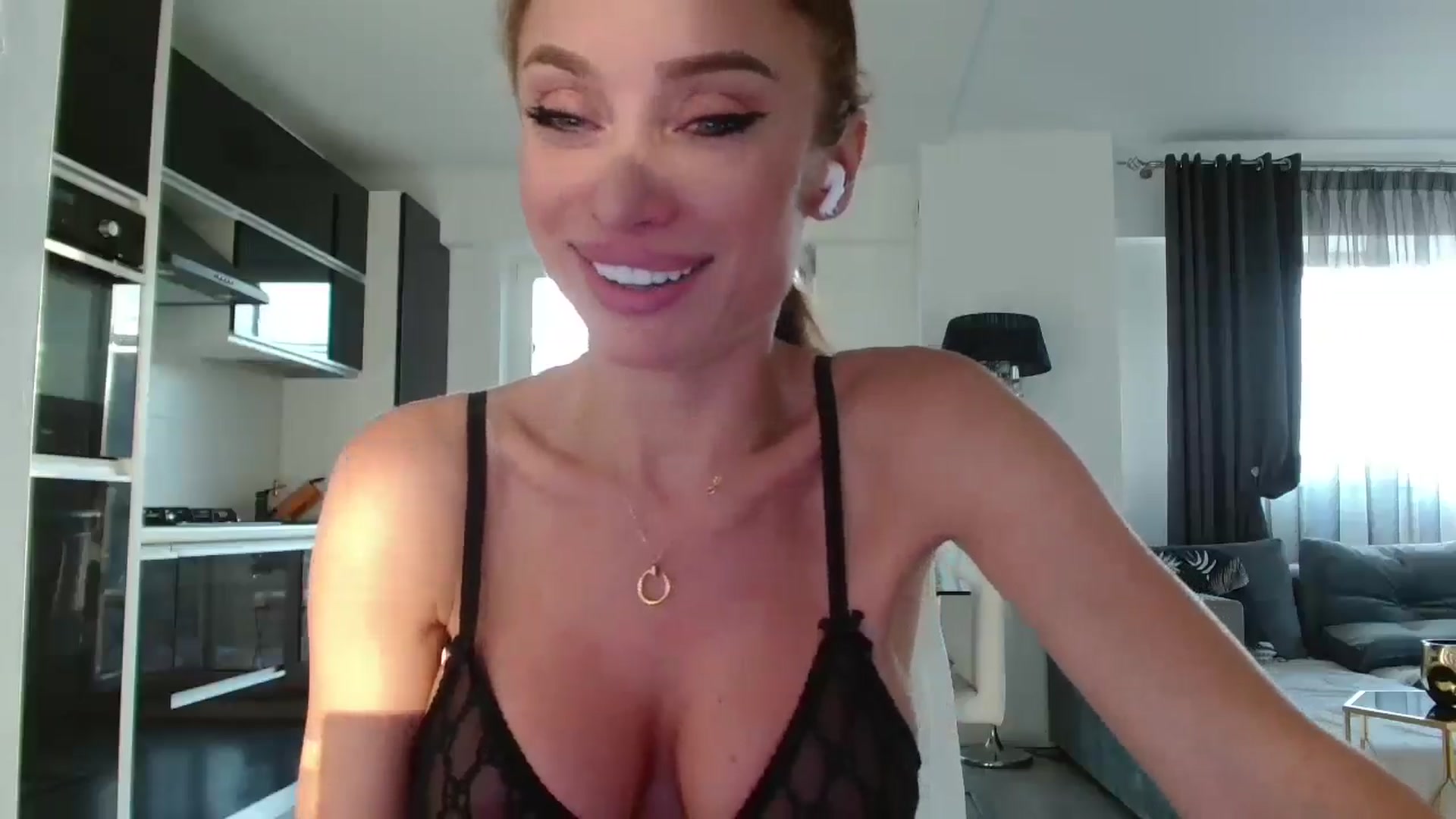 Gallery image thumbnail from Anayys's myfreecams stream on, 08/02/2024, 17:10 image 2 of 20
