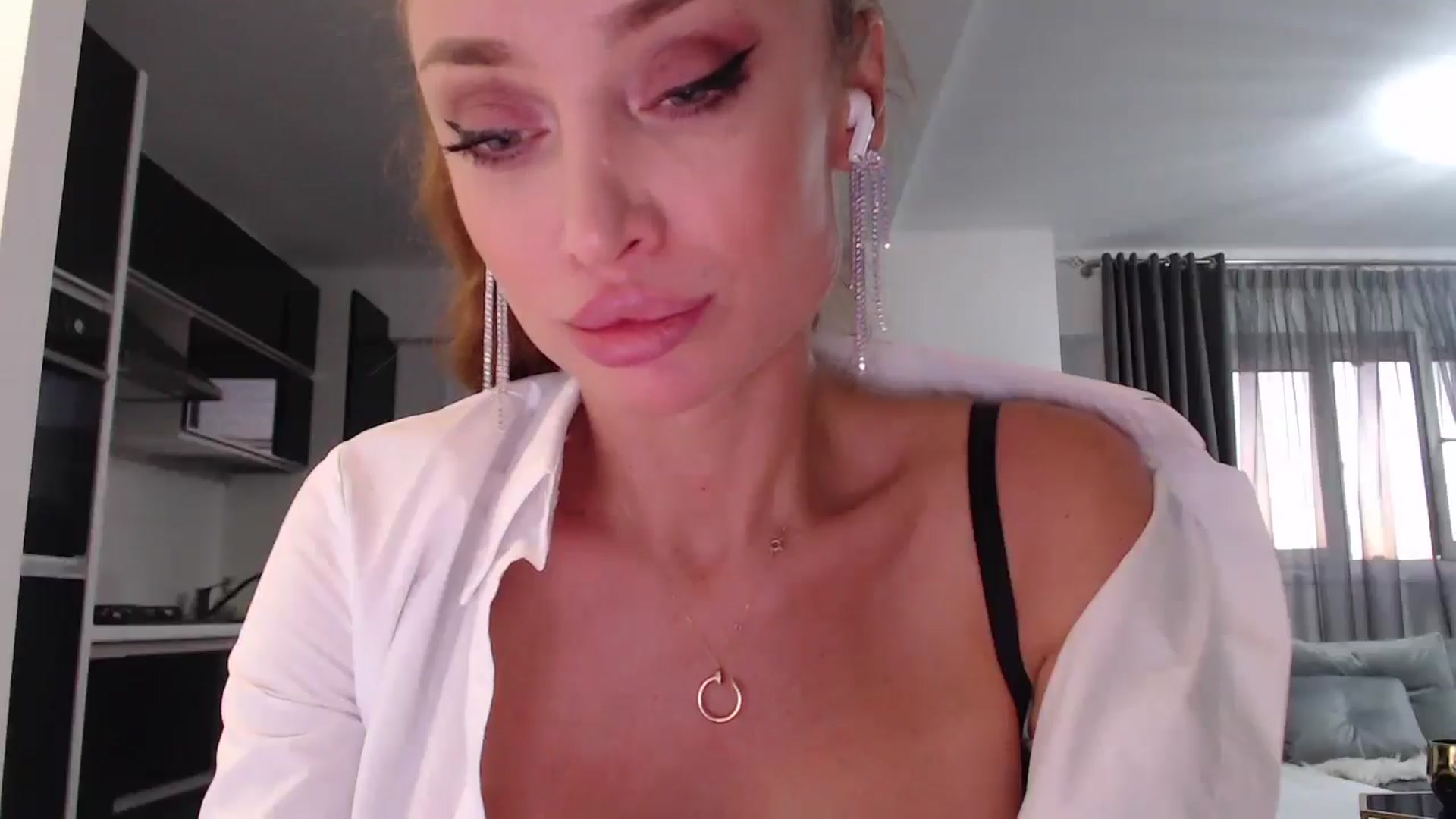 Gallery image thumbnail from Anayys's myfreecams stream on, 08/06/2024, 18:01 image 4 of 20