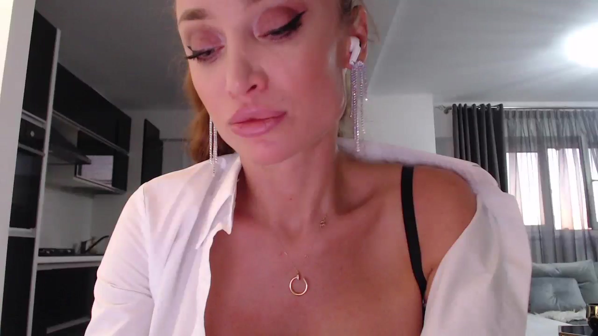 Gallery image thumbnail from Anayys's myfreecams stream on, 08/06/2024, 18:01 image 5 of 20