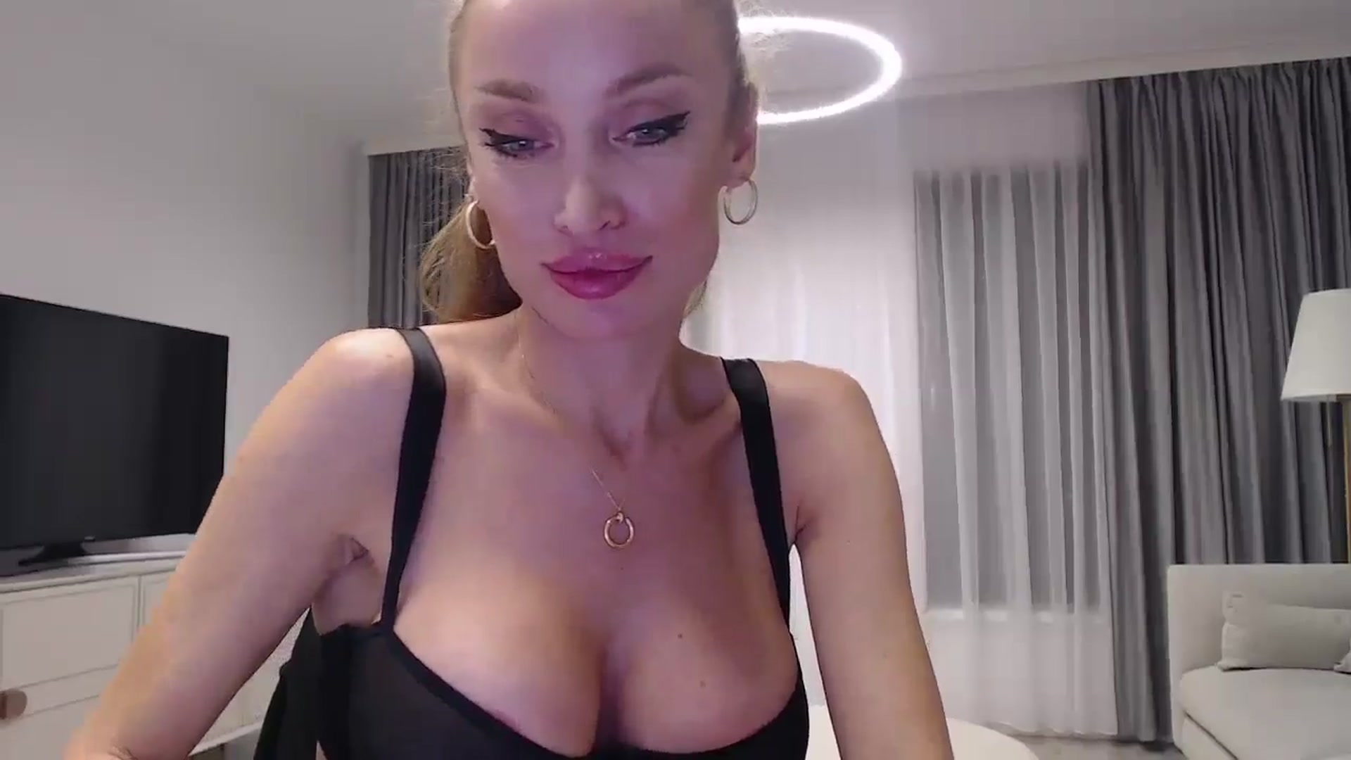 Gallery image thumbnail from Anayys's myfreecams stream on, 08/13/2024, 18:41 image 14 of 20