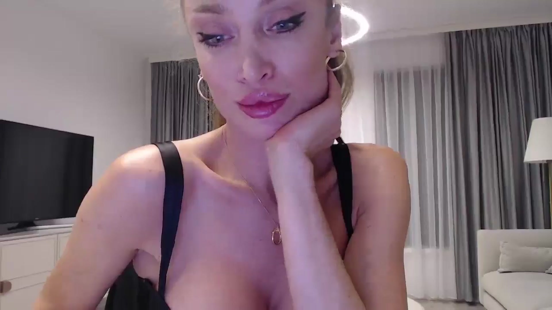 Gallery image thumbnail from Anayys's myfreecams stream on, 08/13/2024, 18:41 image 11 of 20