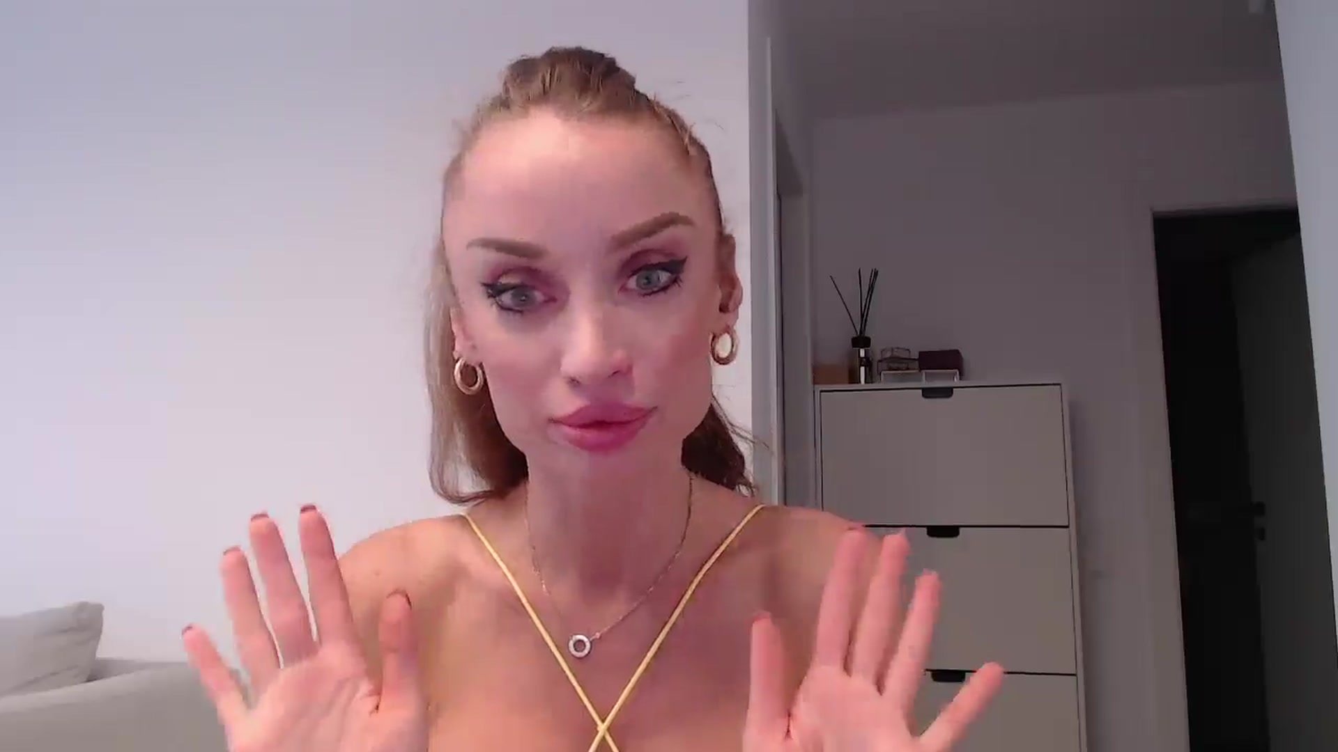 Gallery image thumbnail from Anayys's myfreecams stream on, 08/29/2024, 16:20 image 4 of 20