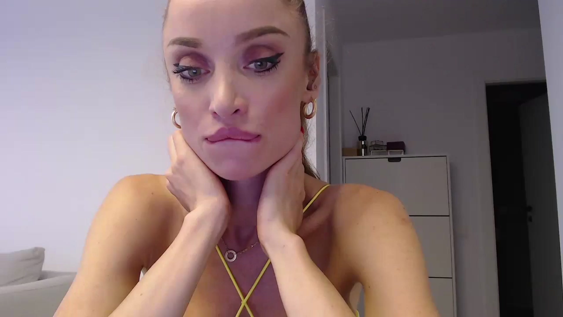 Gallery image thumbnail from Anayys's myfreecams stream on, 08/29/2024, 16:20 image 7 of 20