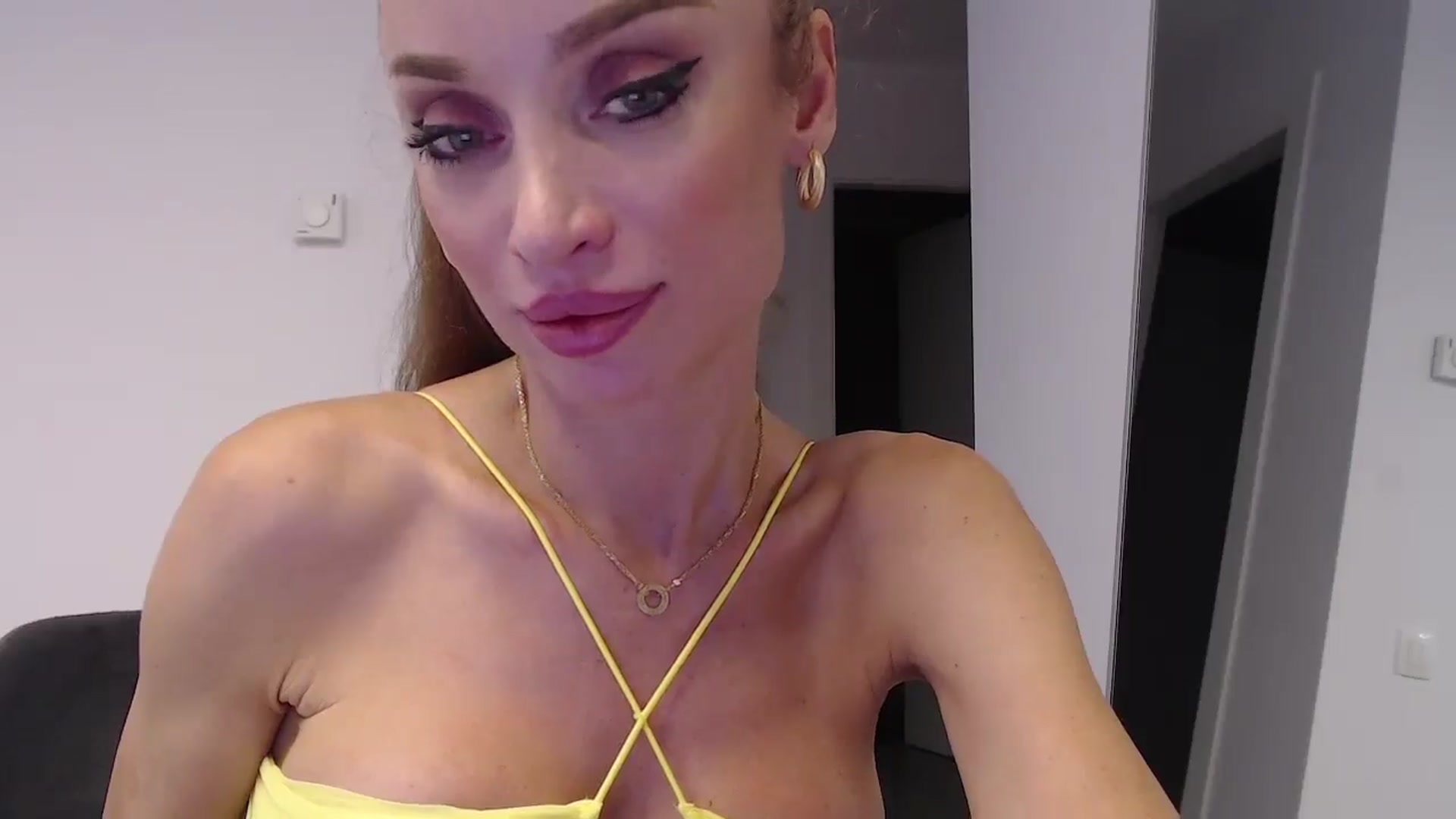 Gallery image thumbnail from Anayys's myfreecams stream on, 08/29/2024, 16:34 image 8 of 20