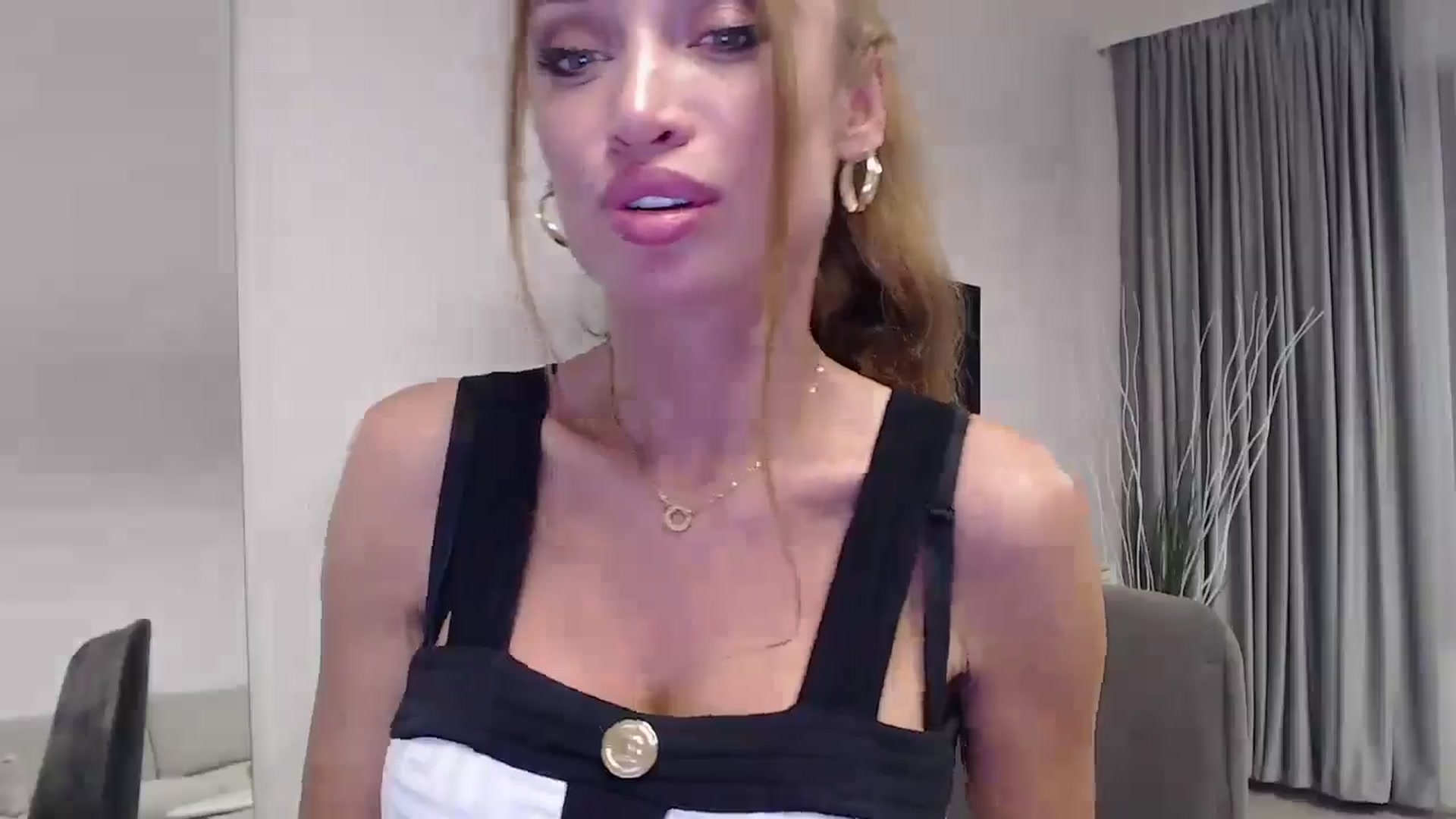 Gallery image thumbnail from Anayys's myfreecams stream on, 09/16/2024, 24:27 image 18 of 20