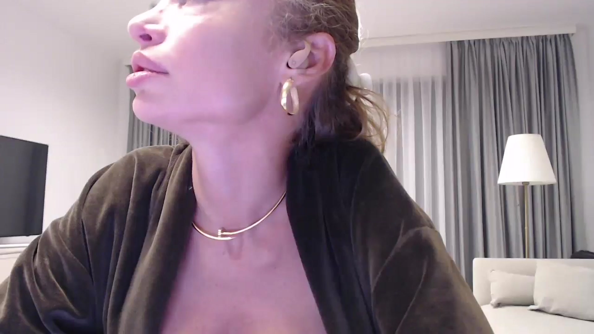 Gallery image thumbnail from Anayys's myfreecams stream on, 09/17/2024, 17:47 image 6 of 20