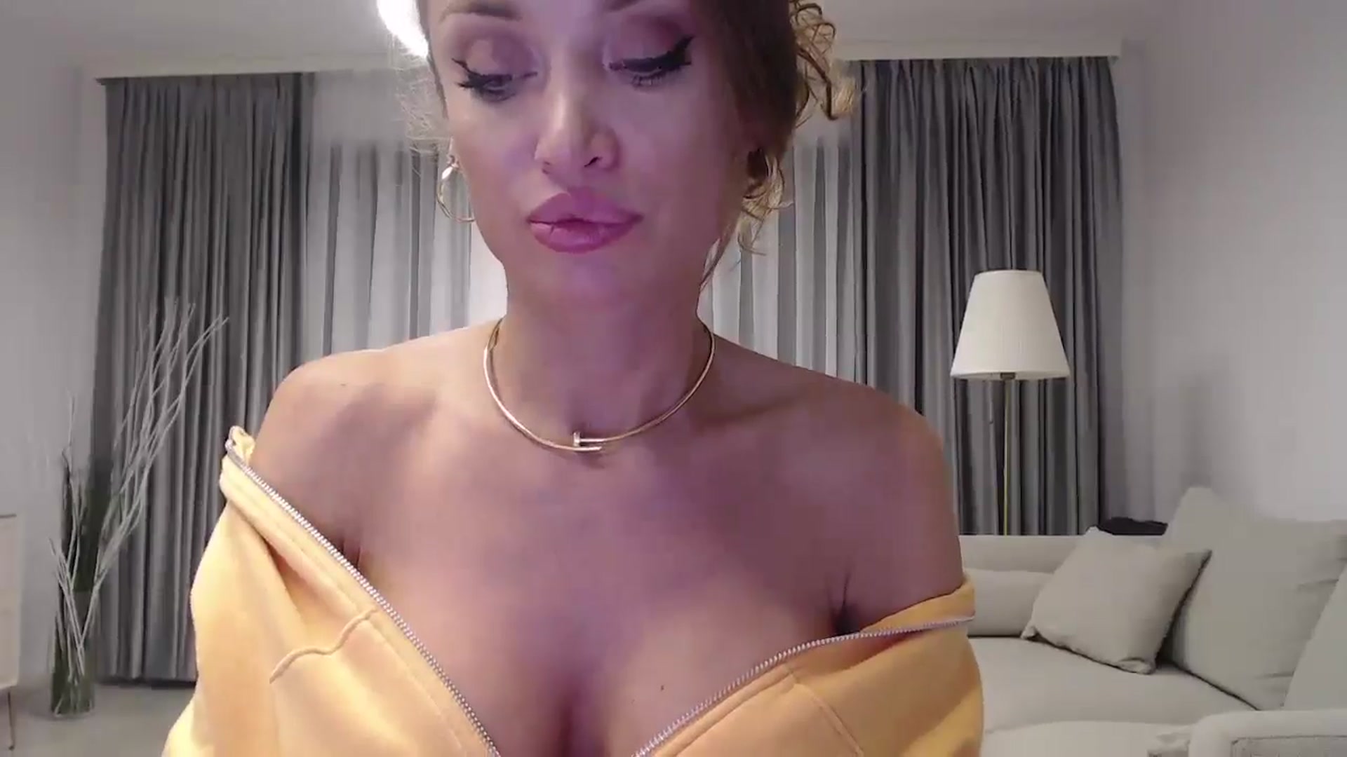 Gallery image thumbnail from Anayys's myfreecams stream on, 09/19/2024, 17:12 image 9 of 20