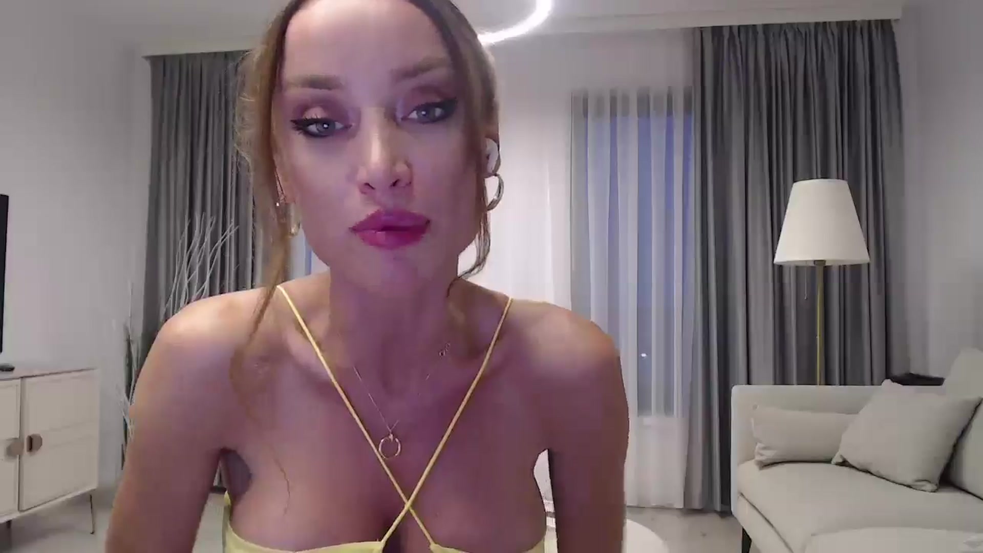 Gallery image thumbnail from Anayys's myfreecams stream on, 09/20/2024, 17:08 image 6 of 20