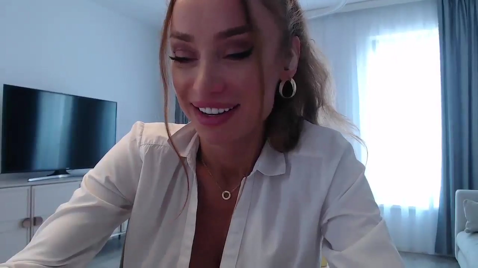 Gallery image thumbnail from Anayys's myfreecams stream on, 09/25/2024, 10:10 image 4 of 20