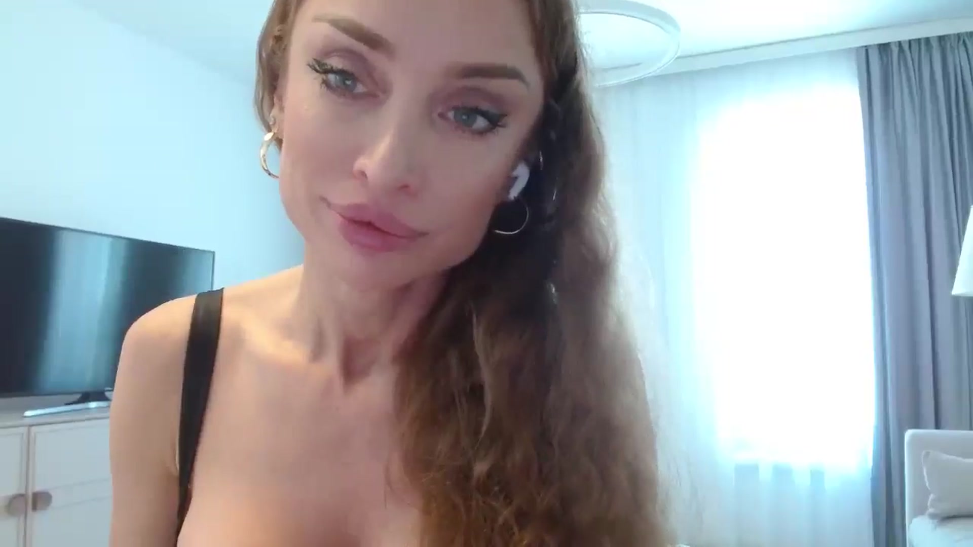 Gallery image thumbnail from Anayys's myfreecams stream on, 09/27/2024, 11:25 image 6 of 20