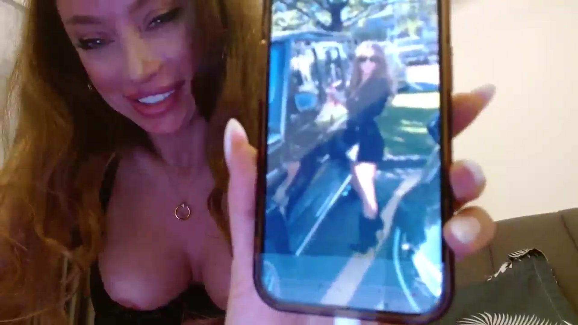 Gallery image thumbnail from Anayys's myfreecams stream on, 10/13/2024, 20:17 image 3 of 20