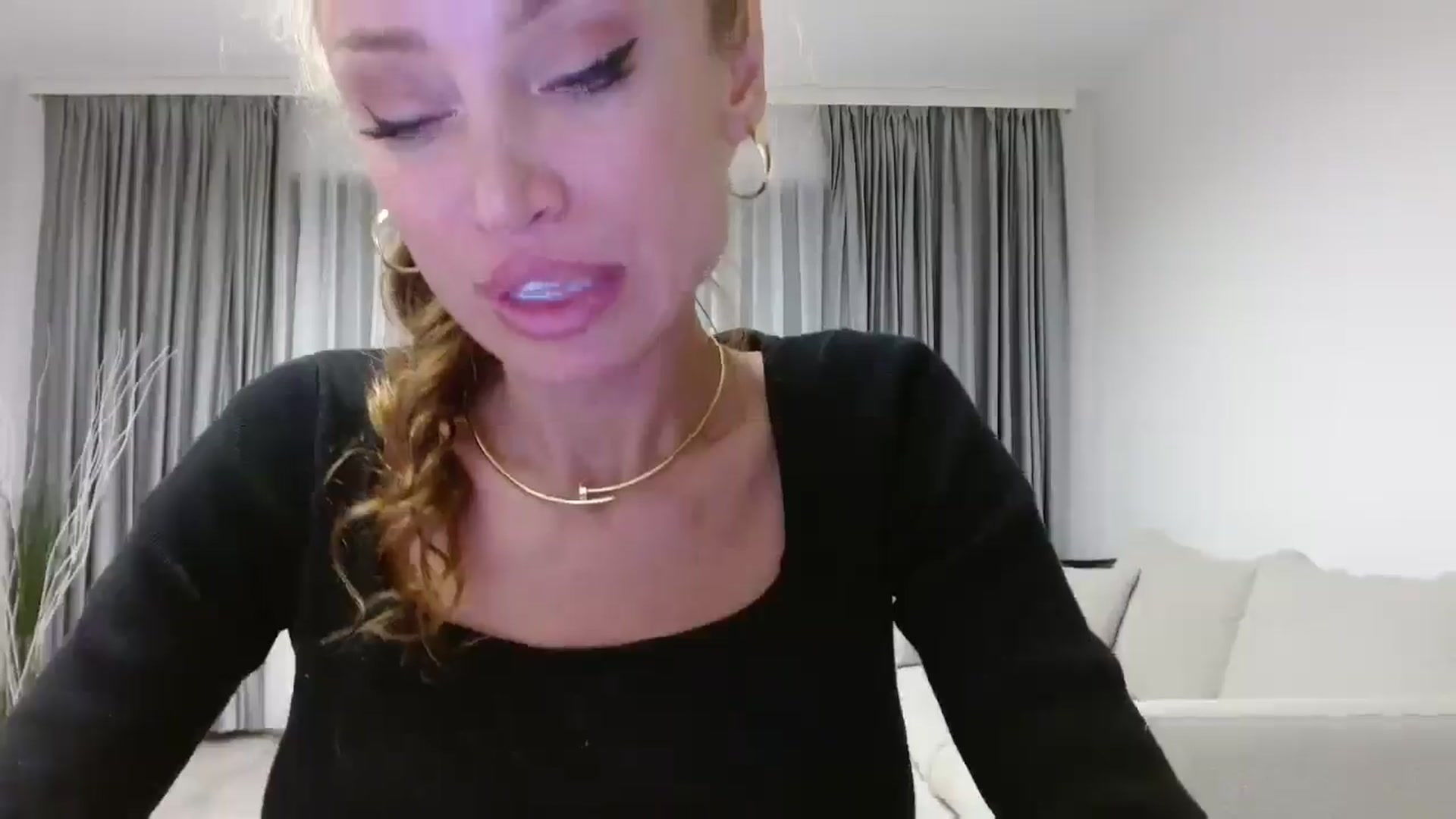 Gallery image thumbnail from Anayys's myfreecams stream on, 10/14/2024, 20:34 image 9 of 20