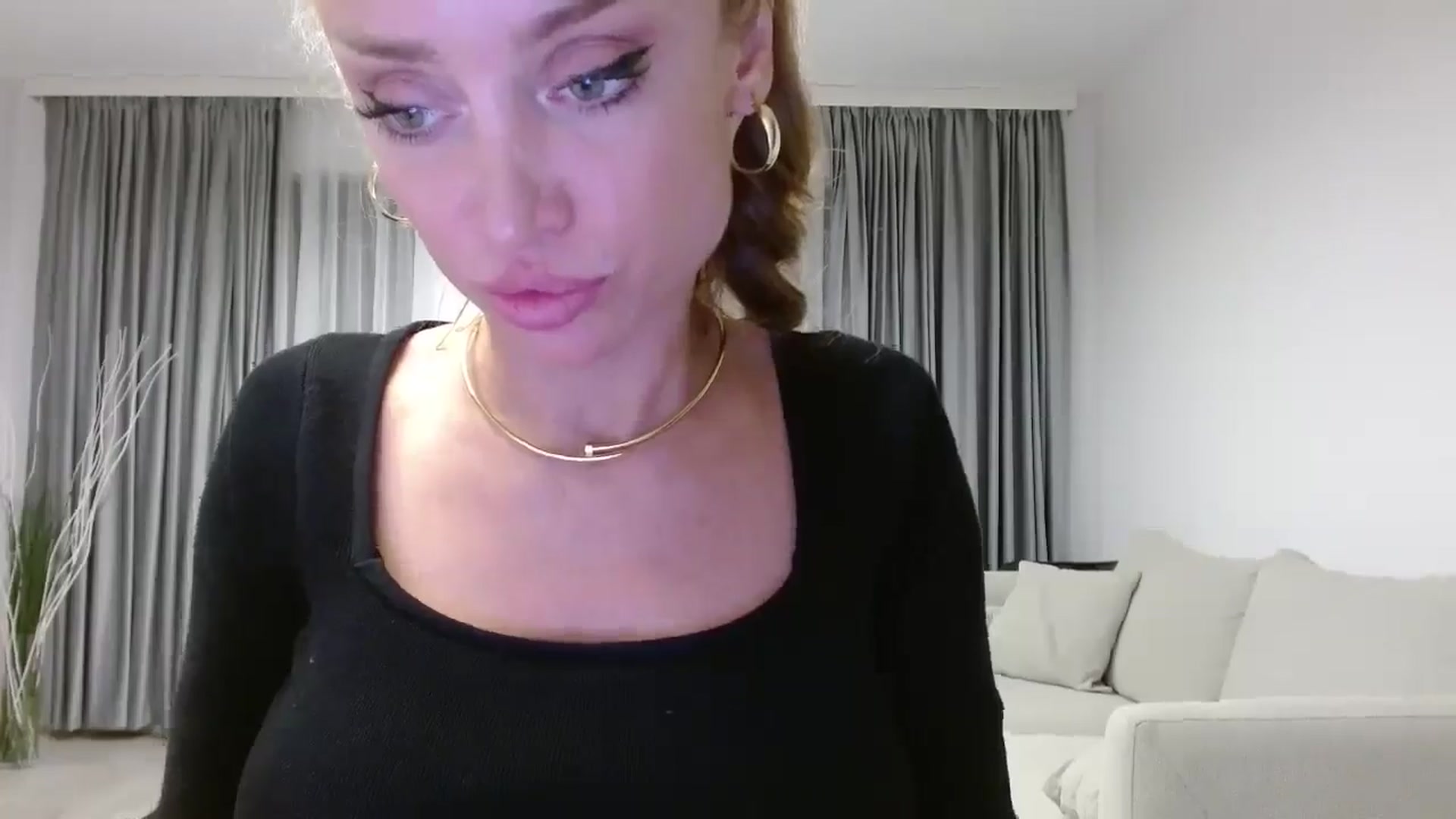 Gallery image thumbnail from Anayys's myfreecams stream on, 10/14/2024, 20:34 image 6 of 20