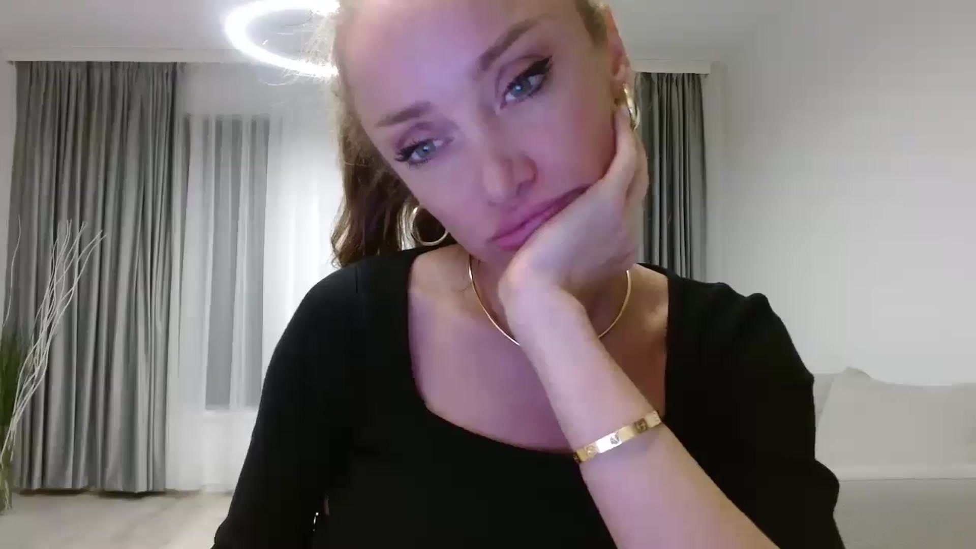 Gallery image thumbnail from Anayys's myfreecams stream on, 10/14/2024, 20:34 image 2 of 20