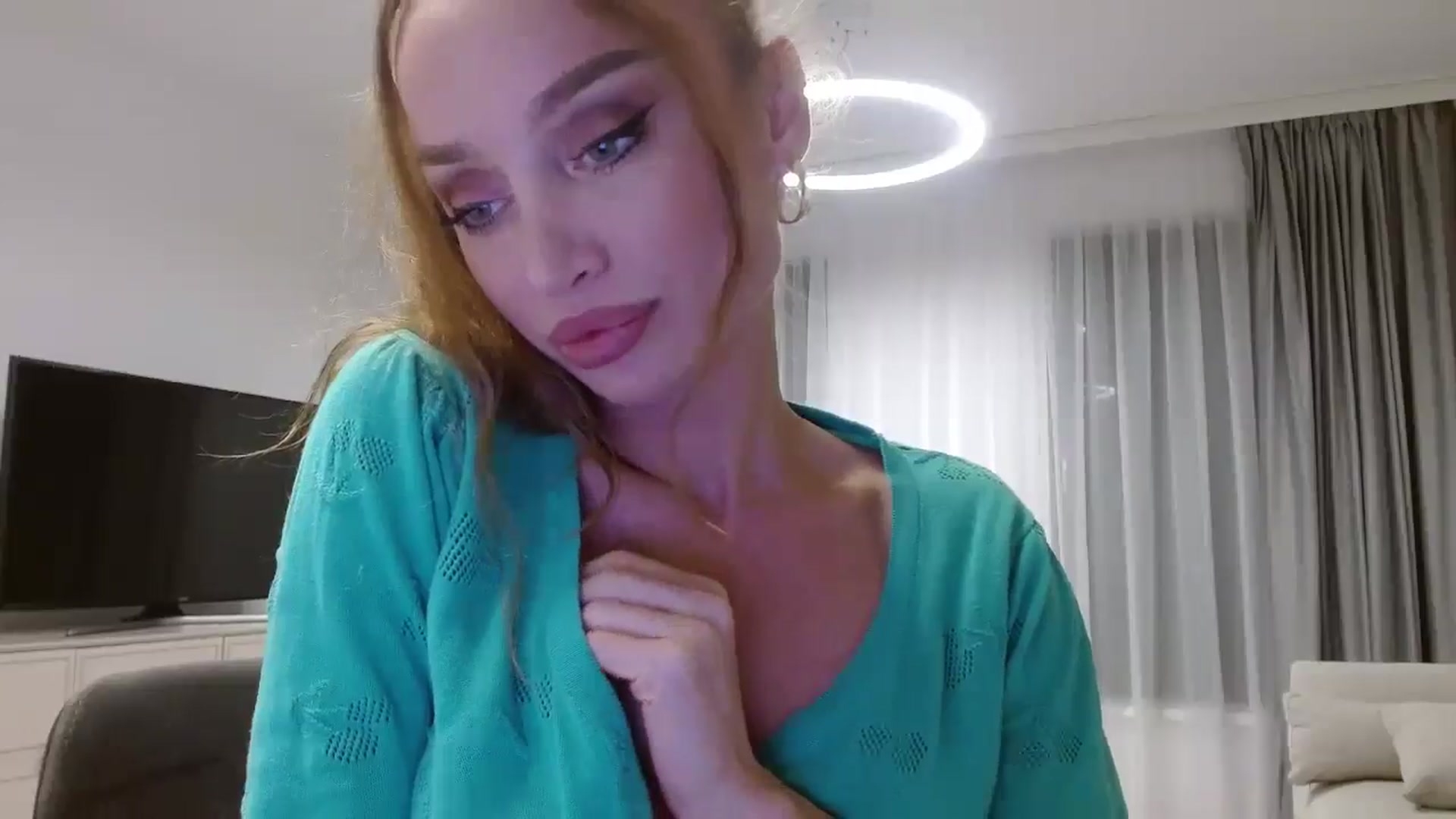 Gallery image thumbnail from Anayys's myfreecams stream on, 10/15/2024, 19:37 image 16 of 20