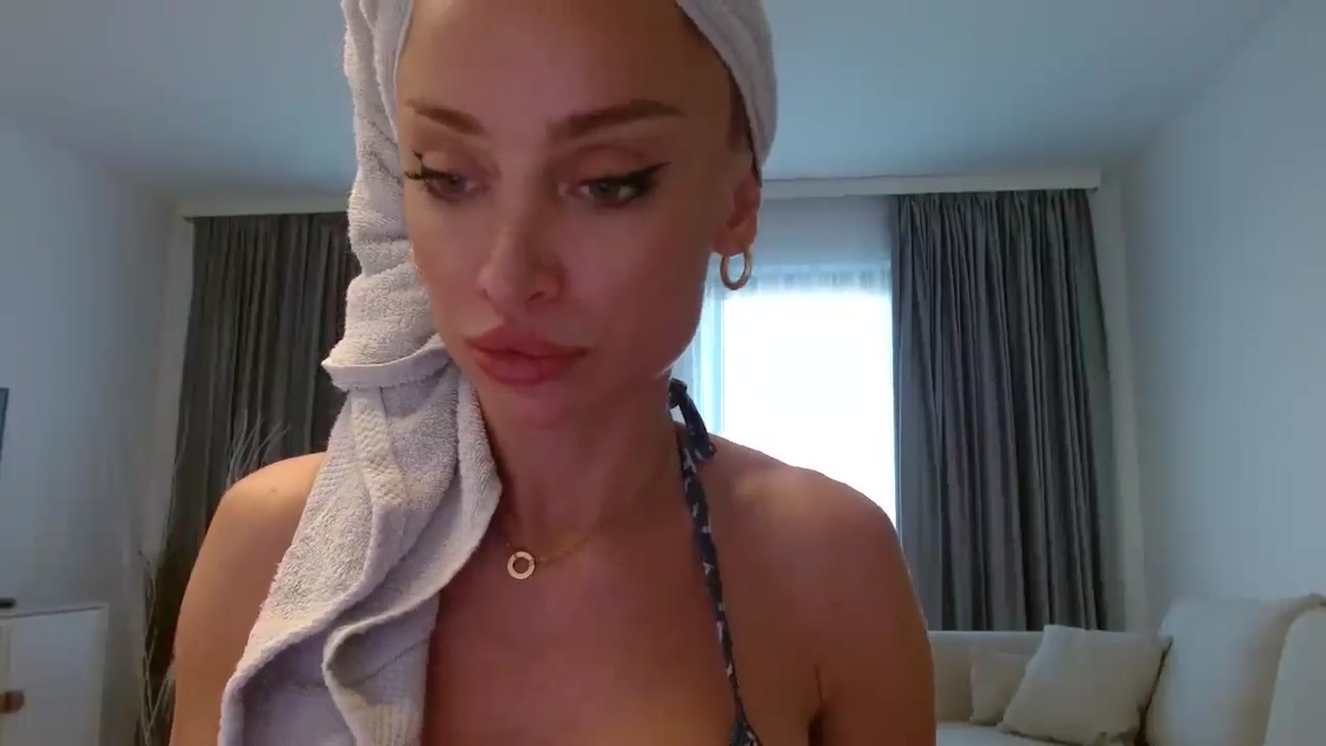 Gallery image thumbnail from Anayys's myfreecams stream on, 10/18/2024, 15:30 image 12 of 20