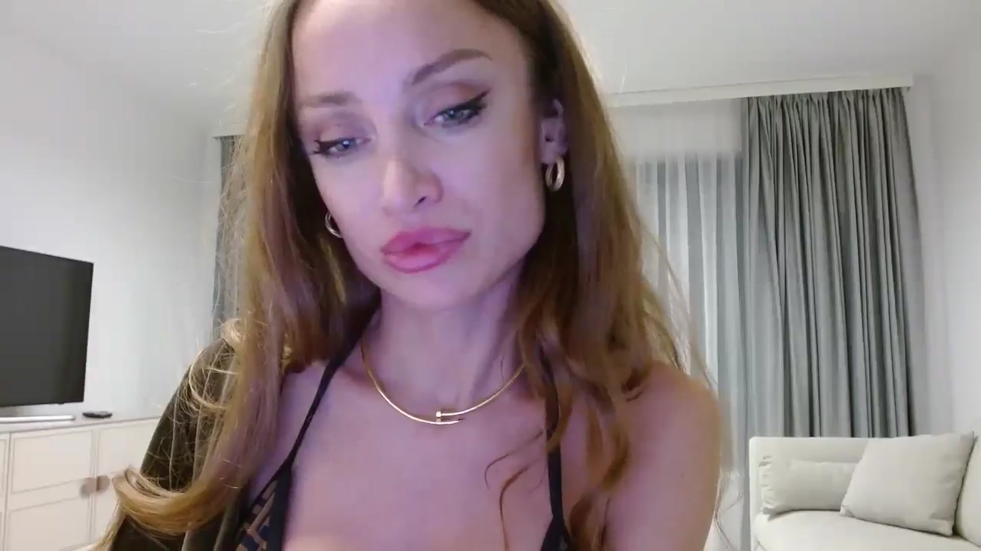 Gallery image thumbnail from Anayys's myfreecams stream on, 10/19/2024, 18:13 image 8 of 20