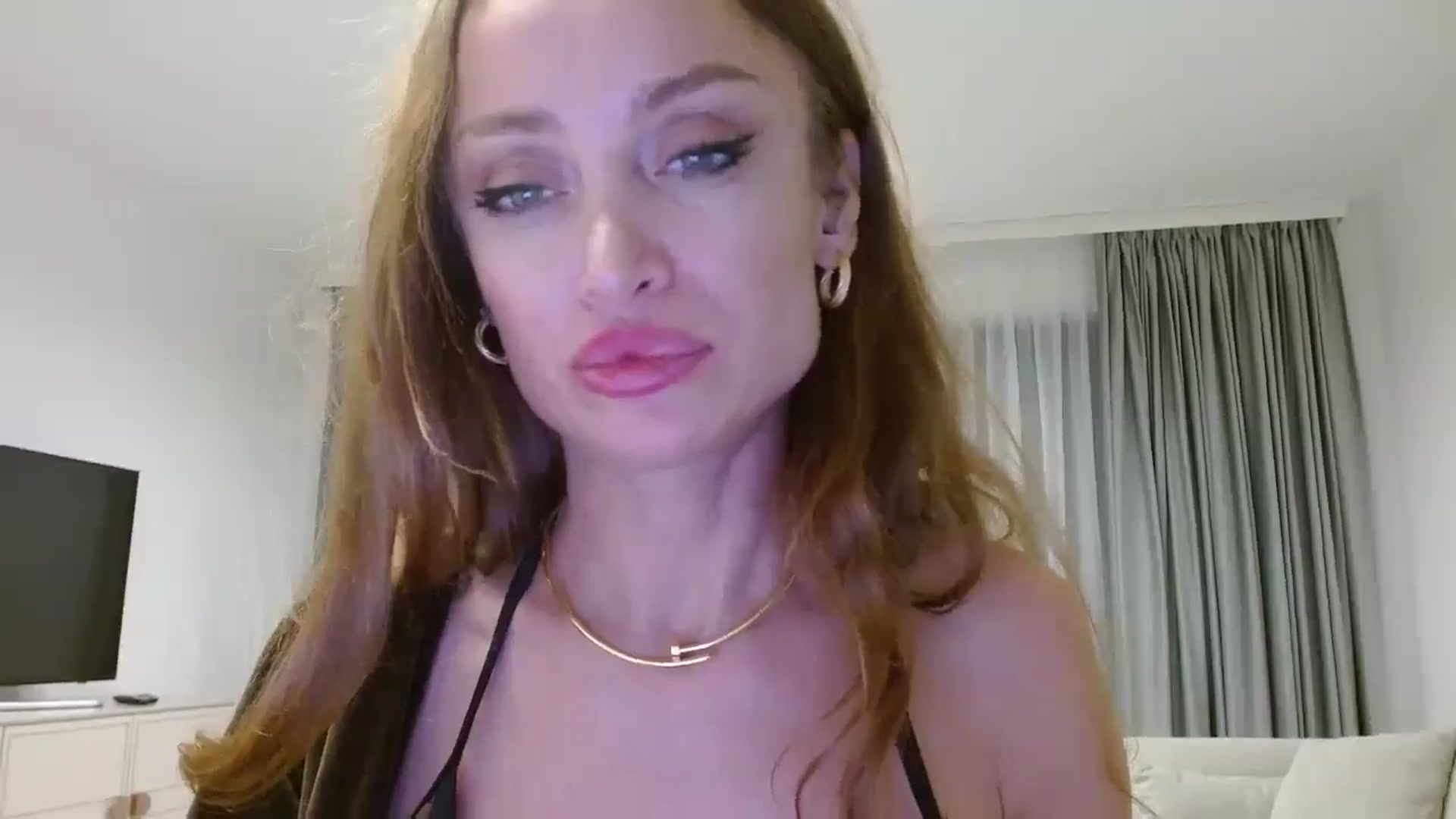 Gallery image thumbnail from Anayys's myfreecams stream on, 10/19/2024, 18:13 image 6 of 20