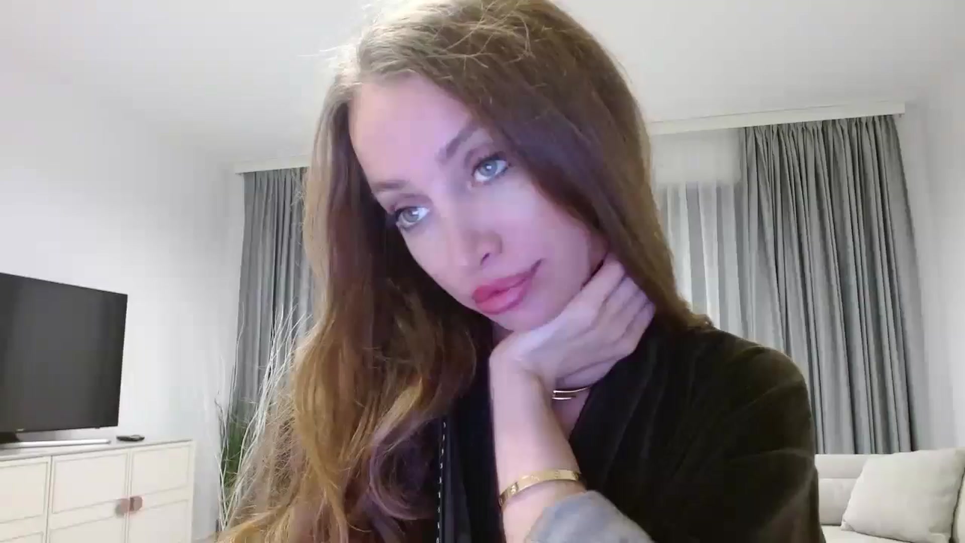 Gallery image thumbnail from Anayys's myfreecams stream on, 10/19/2024, 18:13 image 1 of 20