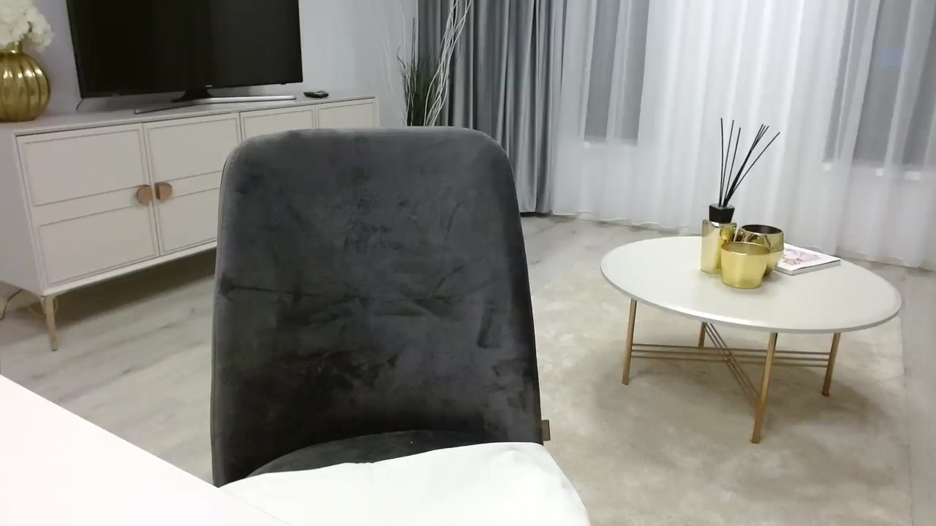 Gallery image thumbnail from Anayys's myfreecams stream on, 10/21/2024, 16:11 image 19 of 20