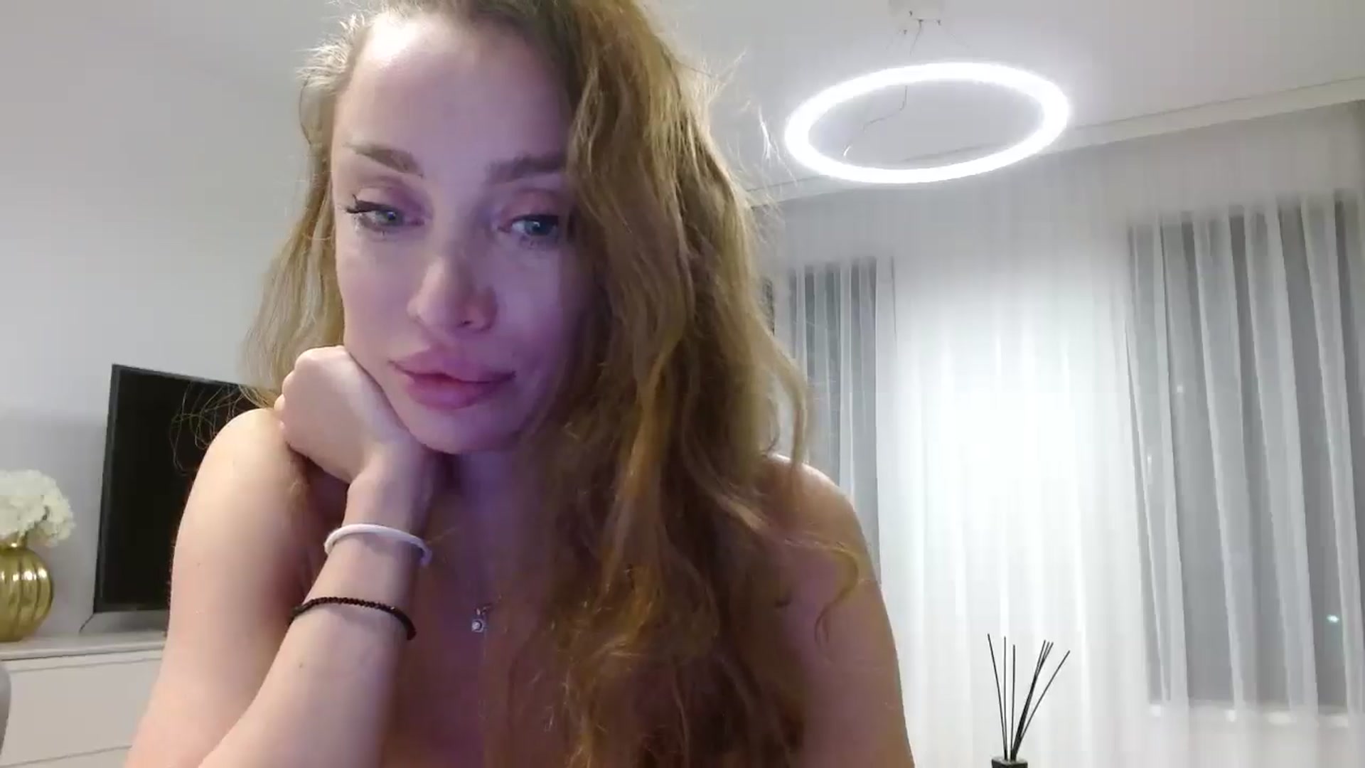 Gallery image thumbnail from Anayys's myfreecams stream on, 10/21/2024, 16:11 image 7 of 20