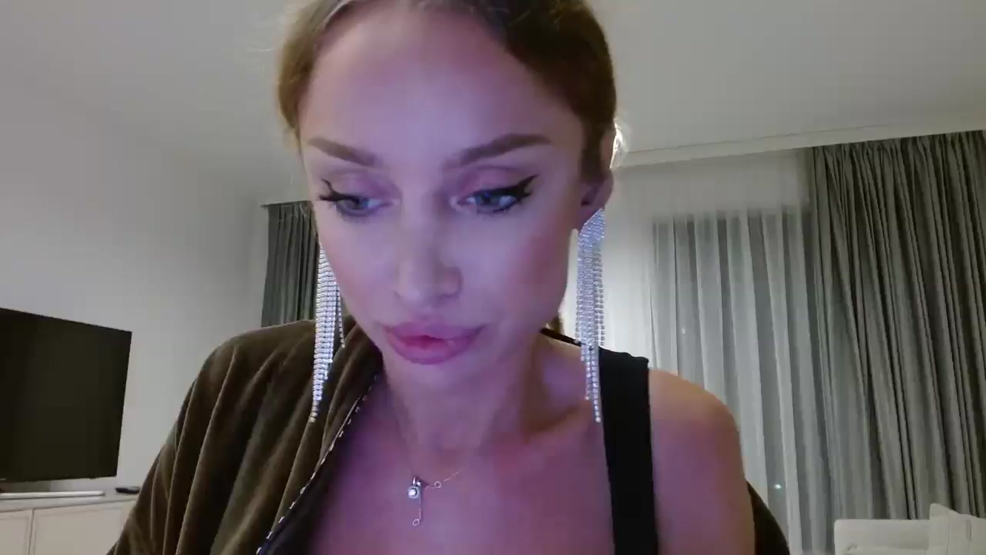 Gallery image thumbnail from Anayys's myfreecams stream on, 10/22/2024, 20:12 image 1 of 20