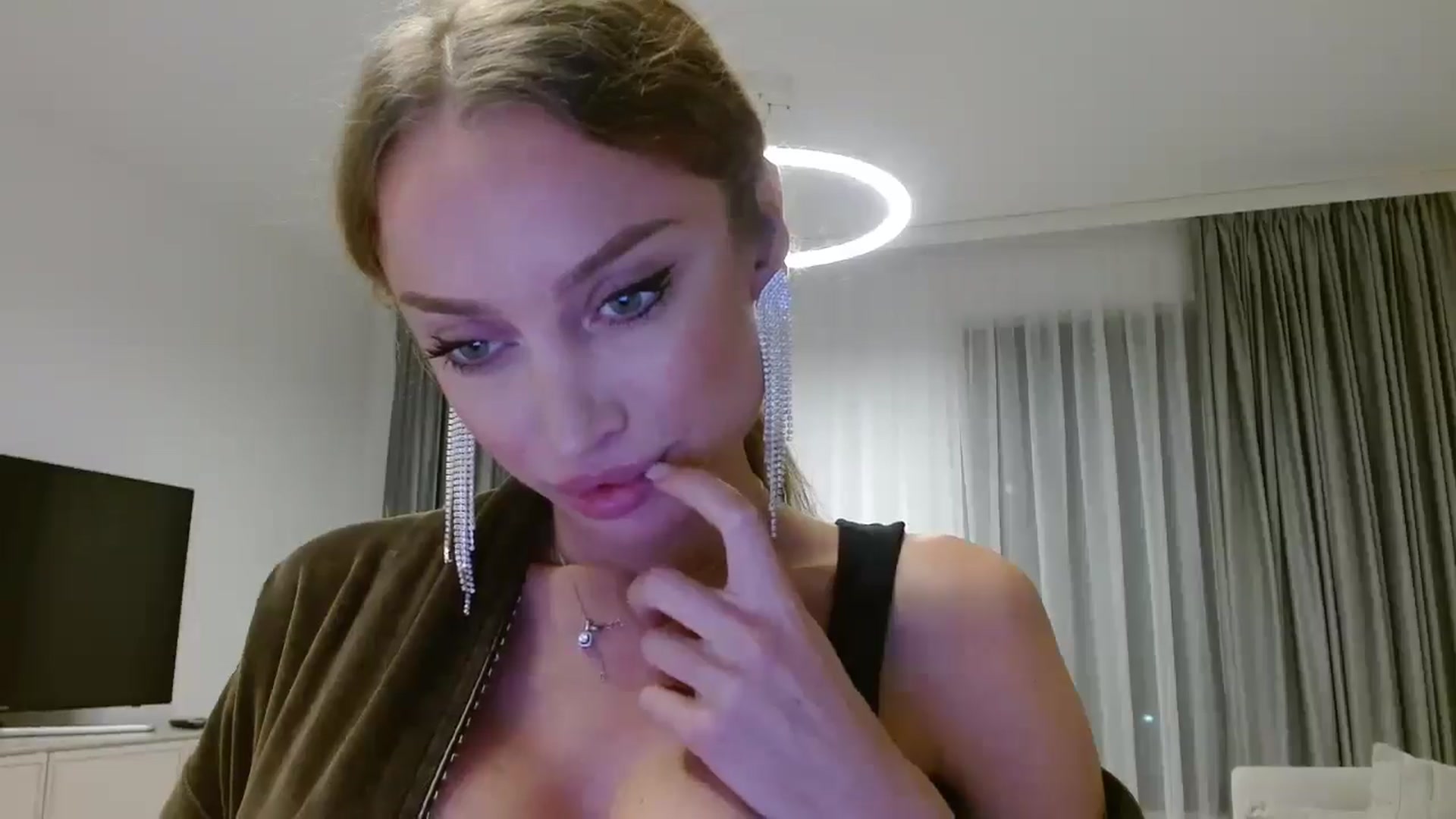 Gallery image thumbnail from Anayys's myfreecams stream on, 10/22/2024, 20:12 image 3 of 20