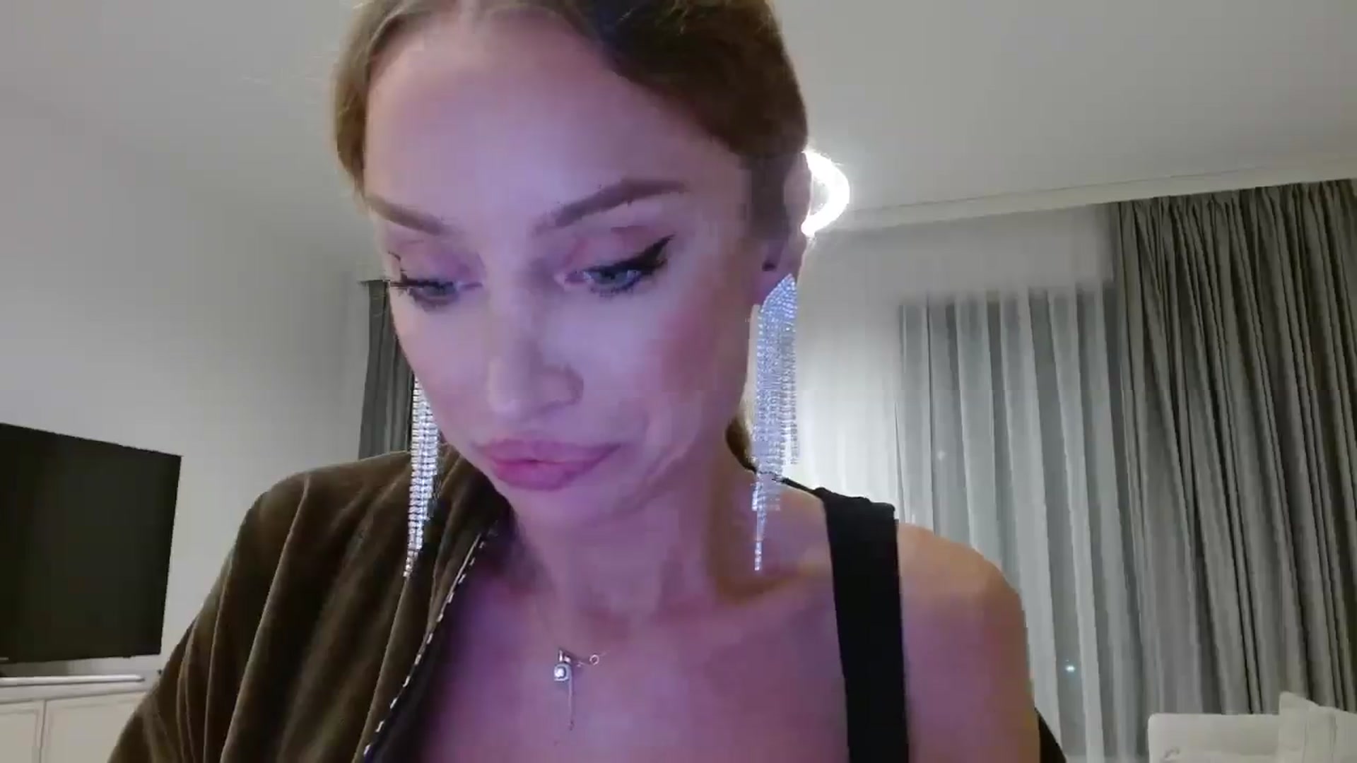 Gallery image thumbnail from Anayys's myfreecams stream on, 10/22/2024, 20:12 image 2 of 20