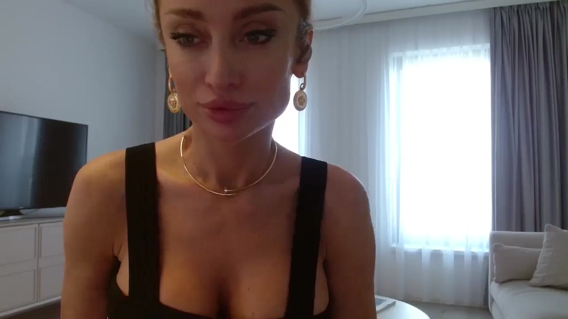 Gallery image thumbnail from Anayys's myfreecams stream on, 10/24/2024, 11:59 image 4 of 20