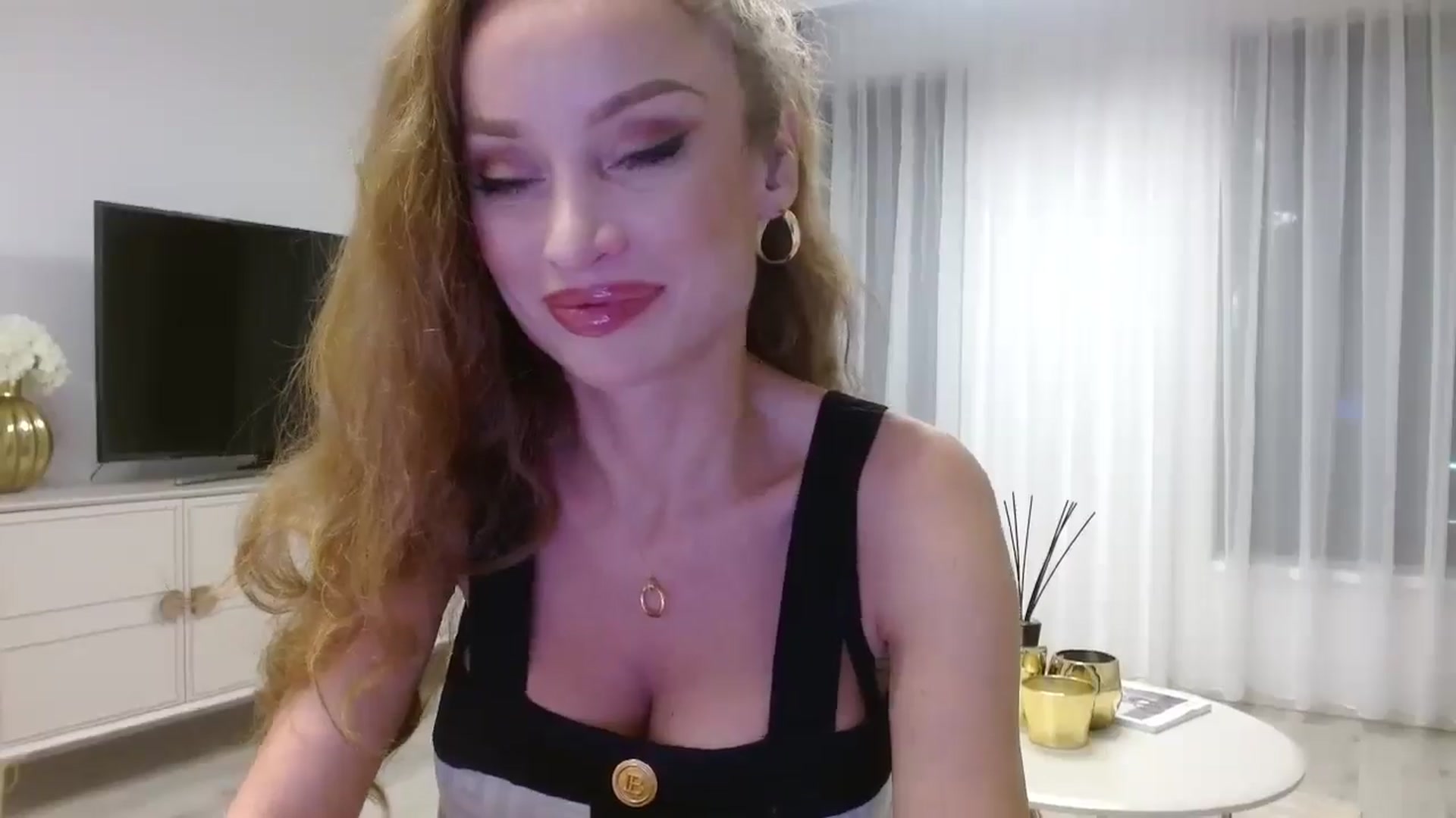 Gallery image thumbnail from Anayys's myfreecams stream on, 10/25/2024, 15:58 image 4 of 20