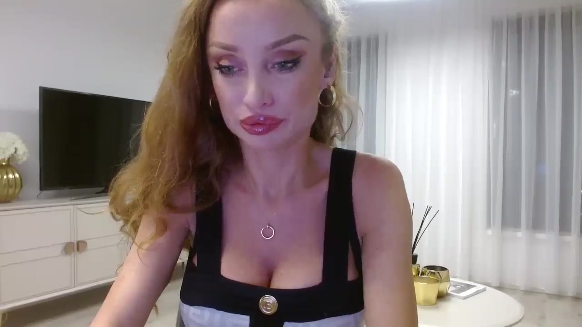 Gallery image thumbnail from Anayys's myfreecams stream on, 10/25/2024, 15:58 image 2 of 20
