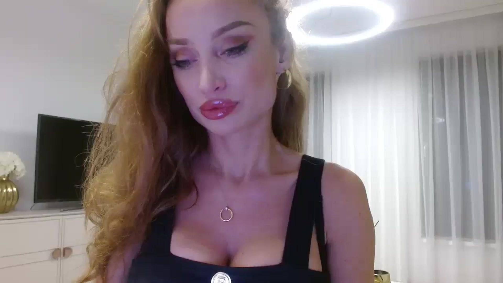 Gallery image thumbnail from Anayys's myfreecams stream on, 10/25/2024, 15:58 image 12 of 20
