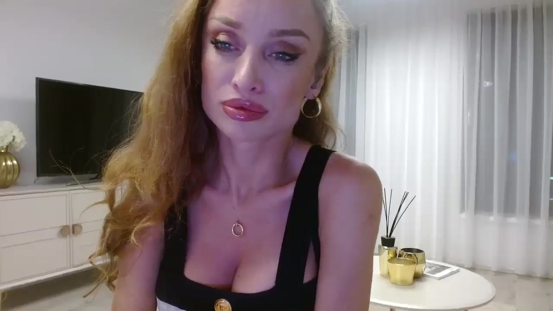 Gallery image thumbnail from Anayys's myfreecams stream on, 10/25/2024, 15:58 image 5 of 20