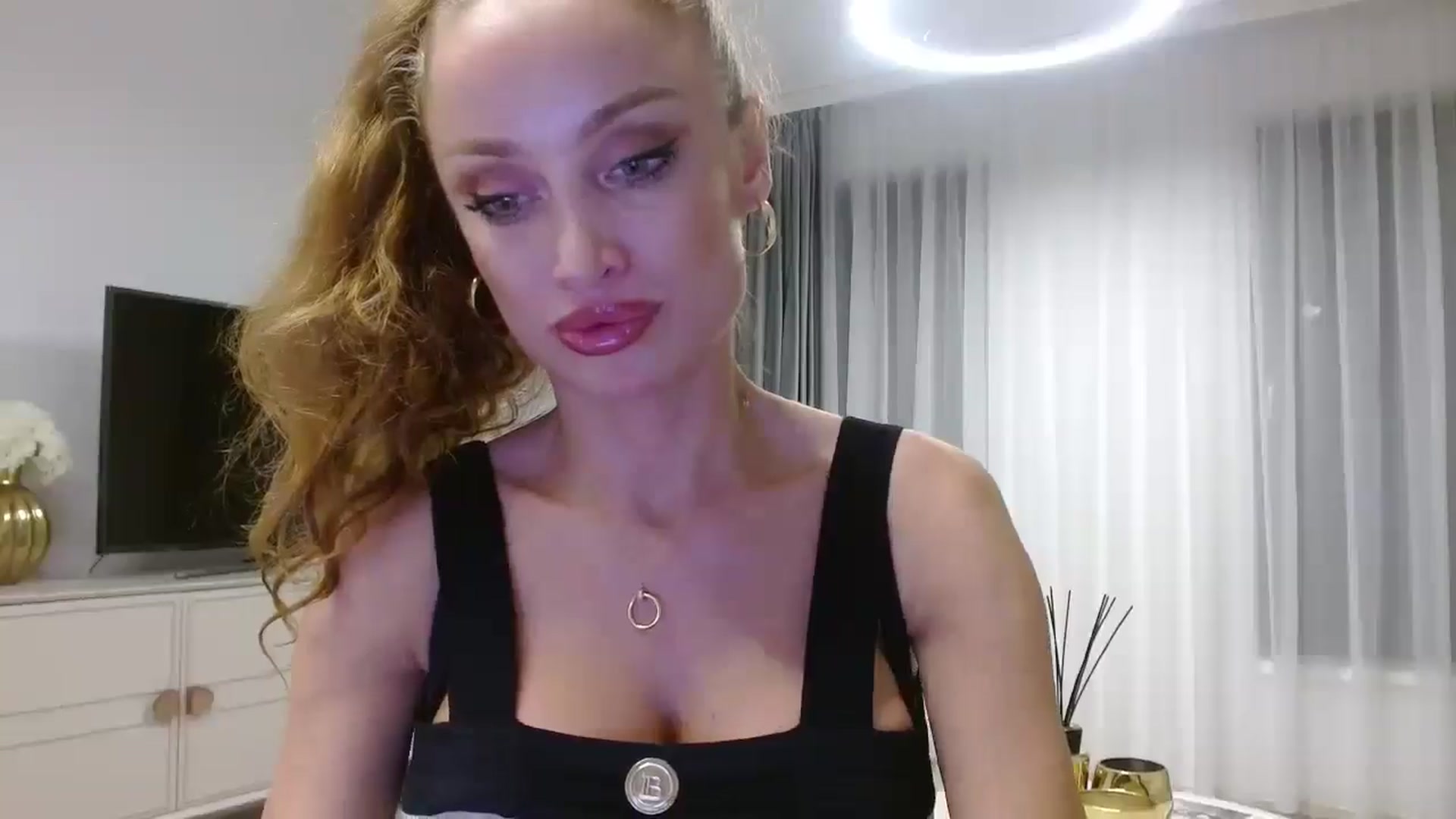Gallery image thumbnail from Anayys's myfreecams stream on, 10/25/2024, 23:41 image 15 of 20
