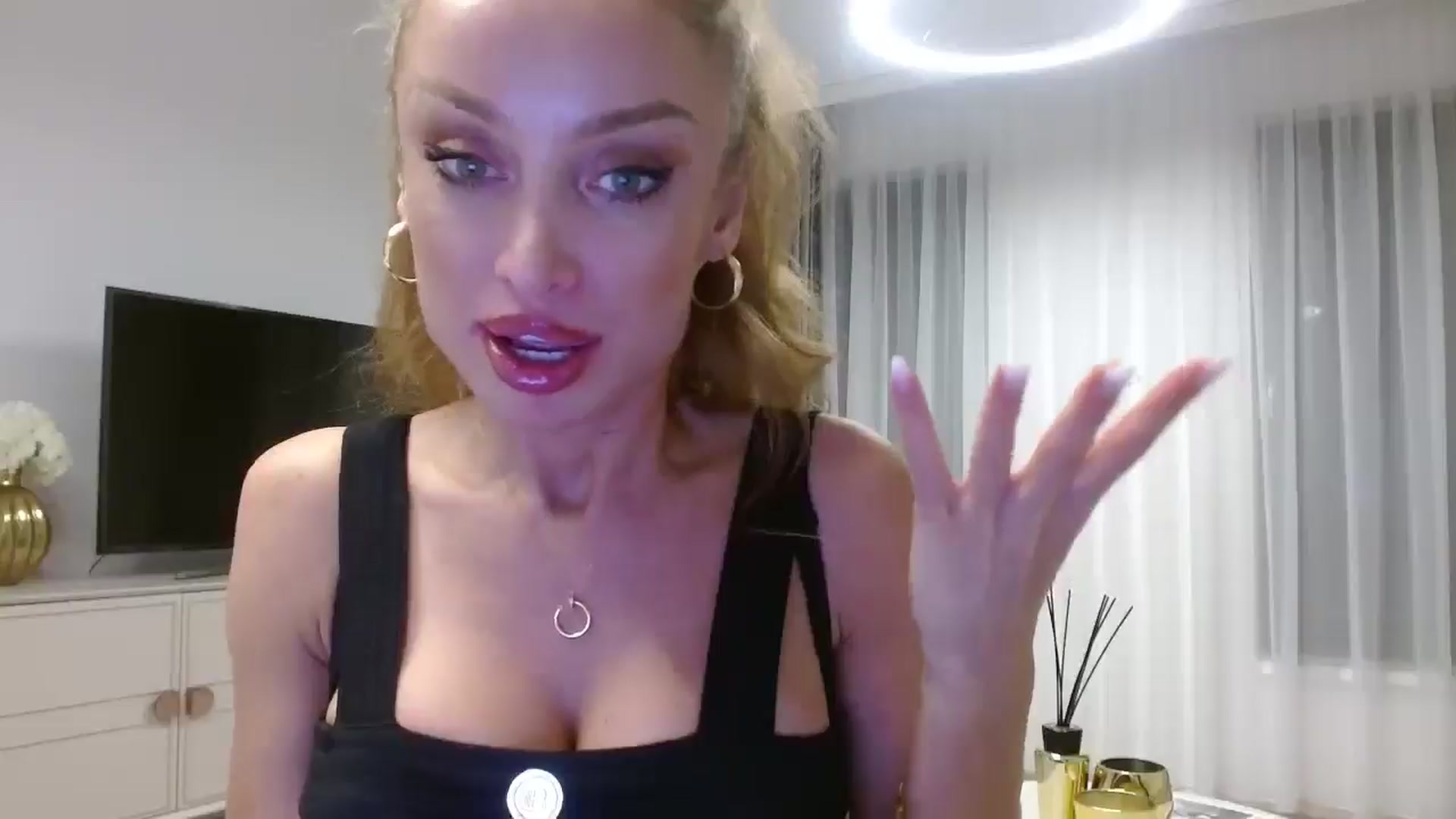 Gallery image thumbnail from Anayys's myfreecams stream on, 10/25/2024, 23:41 image 14 of 20