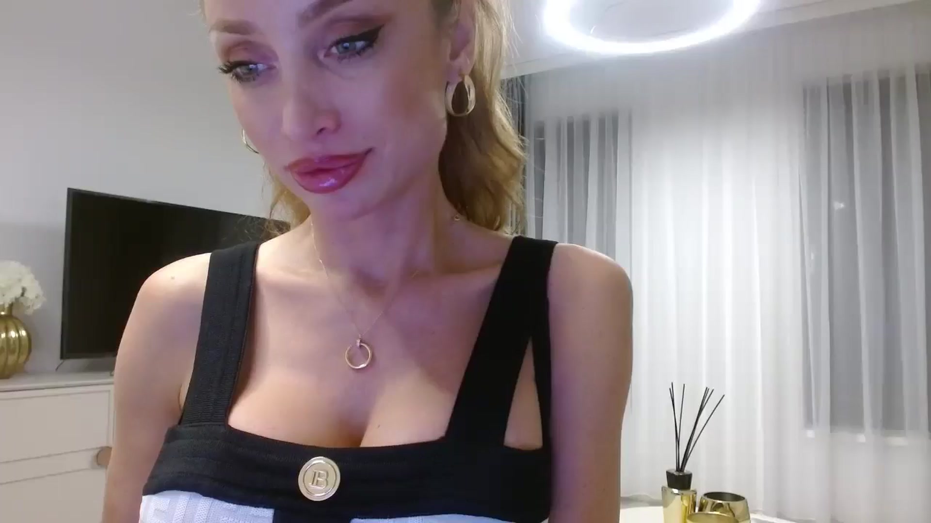 Gallery image thumbnail from Anayys's myfreecams stream on, 10/25/2024, 23:41 image 10 of 20