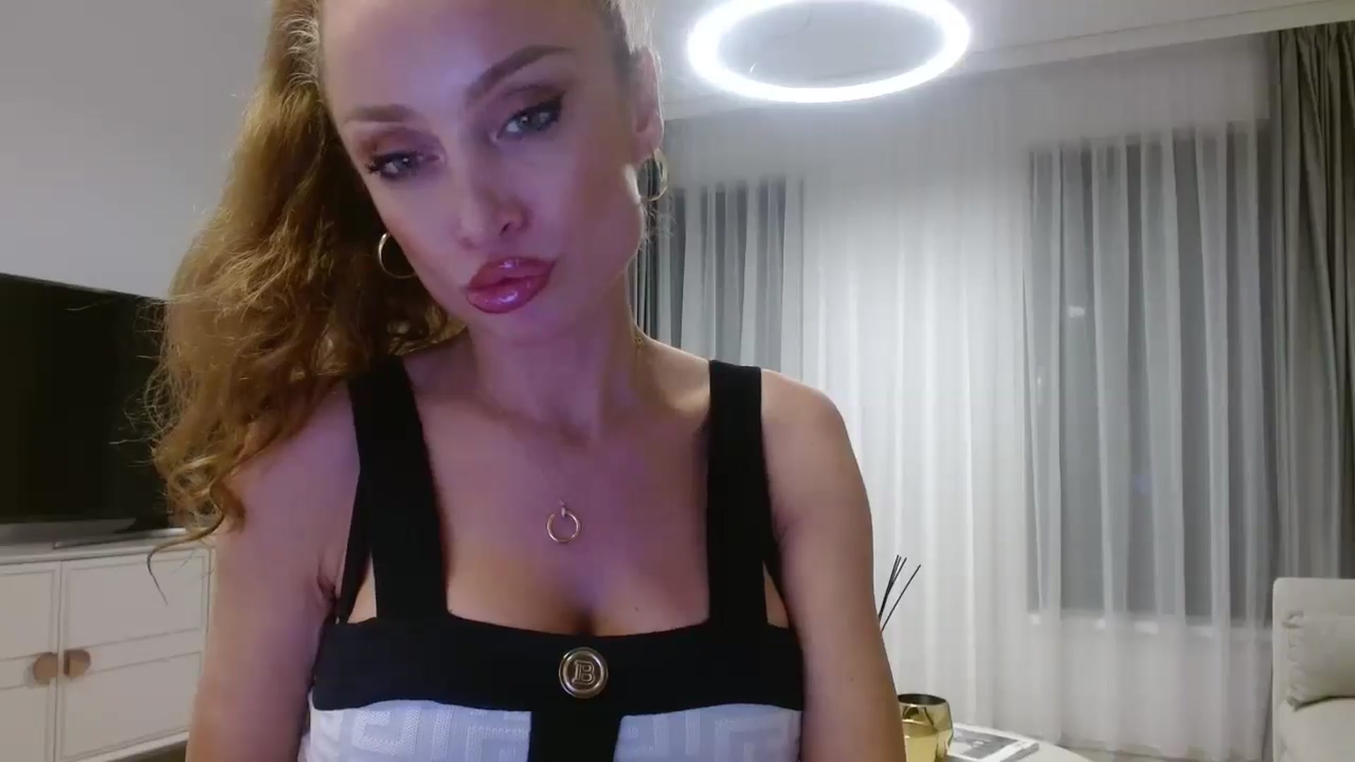 Gallery image thumbnail from Anayys's myfreecams stream on, 10/25/2024, 23:41 image 6 of 20