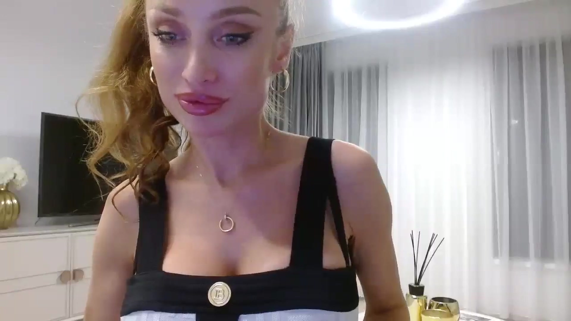 Gallery image thumbnail from Anayys's myfreecams stream on, 10/25/2024, 23:41 image 16 of 20