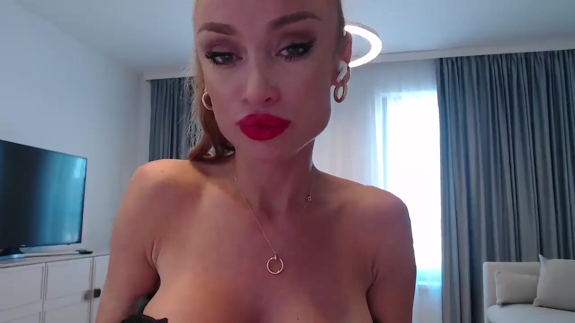 Gallery image thumbnail from Anayys's myfreecams stream on, 12/15/2024, 11:14 image 11 of 20