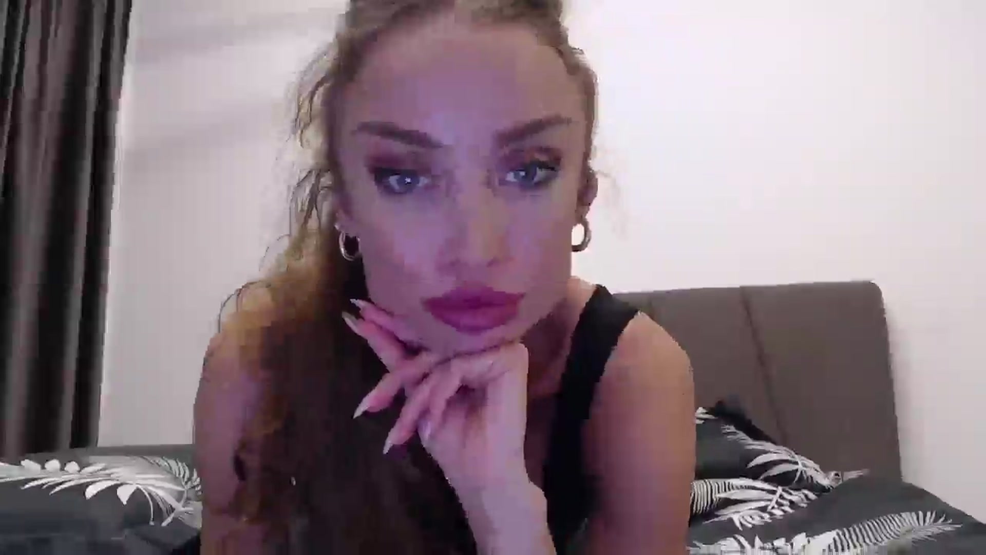 Gallery image thumbnail from Anayys's myfreecams stream on, 12/19/2024, 24:21 image 3 of 20