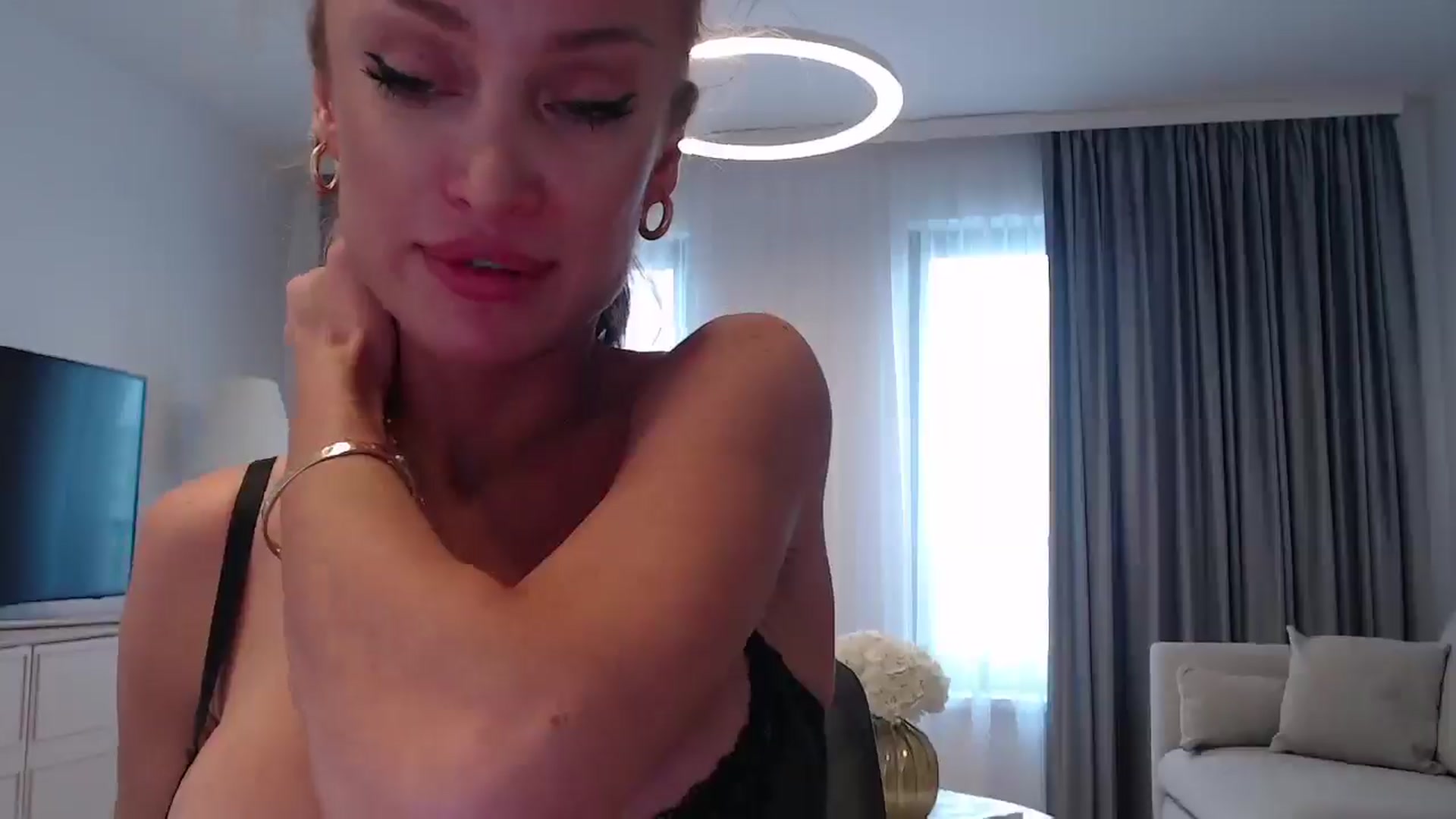Gallery image thumbnail from Anayys's myfreecams stream on, 12/20/2024, 12:42 image 2 of 20